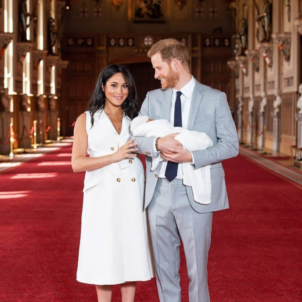 People Magazineさんのインスタグラム写真 - (People MagazineInstagram)「The cutest little bundle! Meghan Markle and Prince Harry's baby boy is already a pro in front of the camera. Tap the link in bio for photos of the Royal Baby from every adorable angle. ❤️ | 📷: Dominic Lipinski/PA Wire」5月8日 21時17分 - people