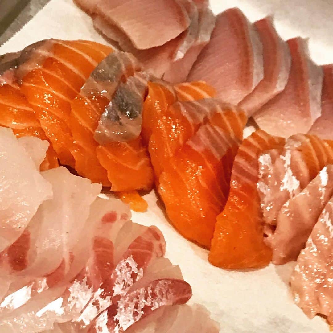 のインスタグラム：「今日も楽しく営業中、鶏っく梅北店です🎶 みんな大好き海鮮丼の準備中 本日の賄いが楽しみです♡ #梅田個室 #梅田グルメ #梅田ディナー #梅田ごはん #乾杯 #大阪グルメ #梅田飲み #神泡 #instafood #instagood #instalike #likeforlikes #l4l #l4like #いいね返し #いいね返しは絶対 #fff #ffl #パネチキン #チーズ」