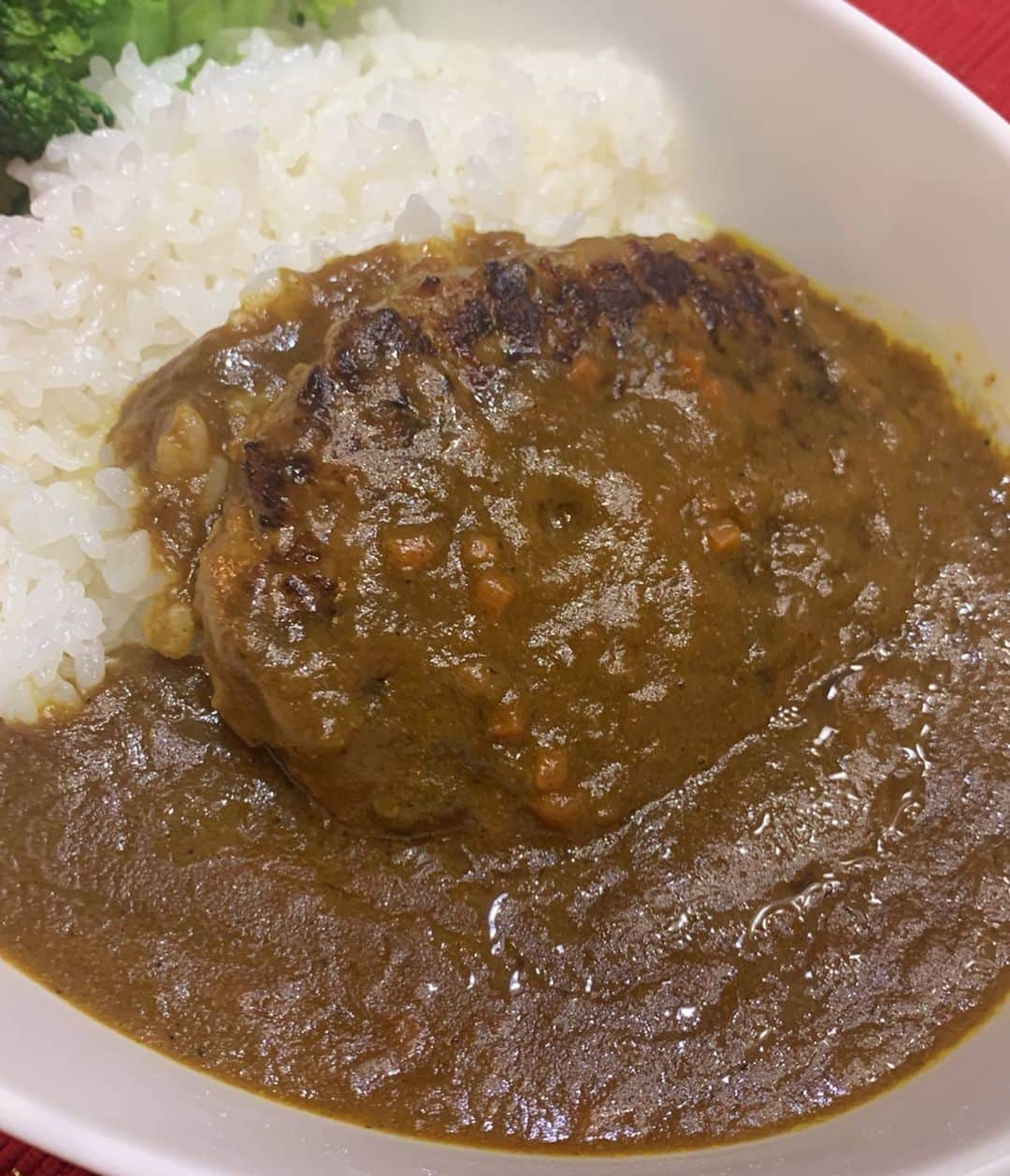 水谷雅子さんのインスタグラム写真 - (水谷雅子Instagram)「晩御飯はハンバーグカレー🍛 私のおすすめ！シュガーレディのよくばりハンバーグカレー(中辛)👍⭐️⭐️⭐️⭐️⭐️ 家族も大好きです！💖 洋食屋さんで食べる味をお家で食べられますよ！😊🤚🍛 #晩御飯#おうちごはん #リクエスト晩御飯 #dinner #dinner_time  #シュガーレディ#sugarlady#よくばりハンバーグカレー#美味しい冷凍食品#安心な冷凍食品 #水谷雅子#水谷雅子beautybook50の私」5月8日 21時19分 - mizutanimasako