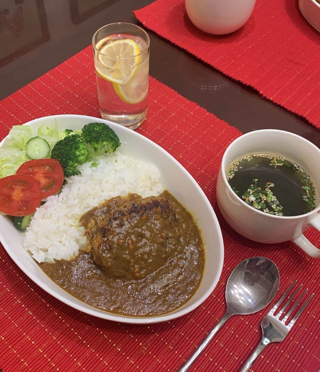 水谷雅子さんのインスタグラム写真 - (水谷雅子Instagram)「晩御飯はハンバーグカレー🍛 私のおすすめ！シュガーレディのよくばりハンバーグカレー(中辛)👍⭐️⭐️⭐️⭐️⭐️ 家族も大好きです！💖 洋食屋さんで食べる味をお家で食べられますよ！😊🤚🍛 #晩御飯#おうちごはん #リクエスト晩御飯 #dinner #dinner_time  #シュガーレディ#sugarlady#よくばりハンバーグカレー#美味しい冷凍食品#安心な冷凍食品 #水谷雅子#水谷雅子beautybook50の私」5月8日 21時19分 - mizutanimasako