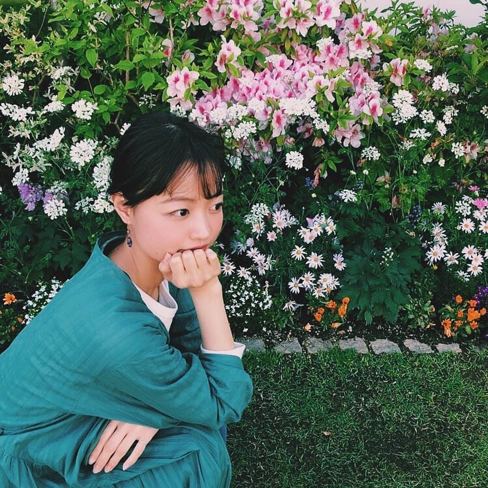 寺川里奈のインスタグラム：「GWあっという間に終わってしまったな〜〜。 特にどこにも出かけなかったけど（真田丸ずっと見てた）高校のお友達と遊んだ時に、インスタ映えスポットだよ〜と教えてくれて撮ってくれたので、インスタっぽいポーズしてみた🐵 #ラスカの屋上 #高校時代よく来てた #多分小田原の高校生みんな行く #神奈川県#小田原 #GW #自然 #お花」