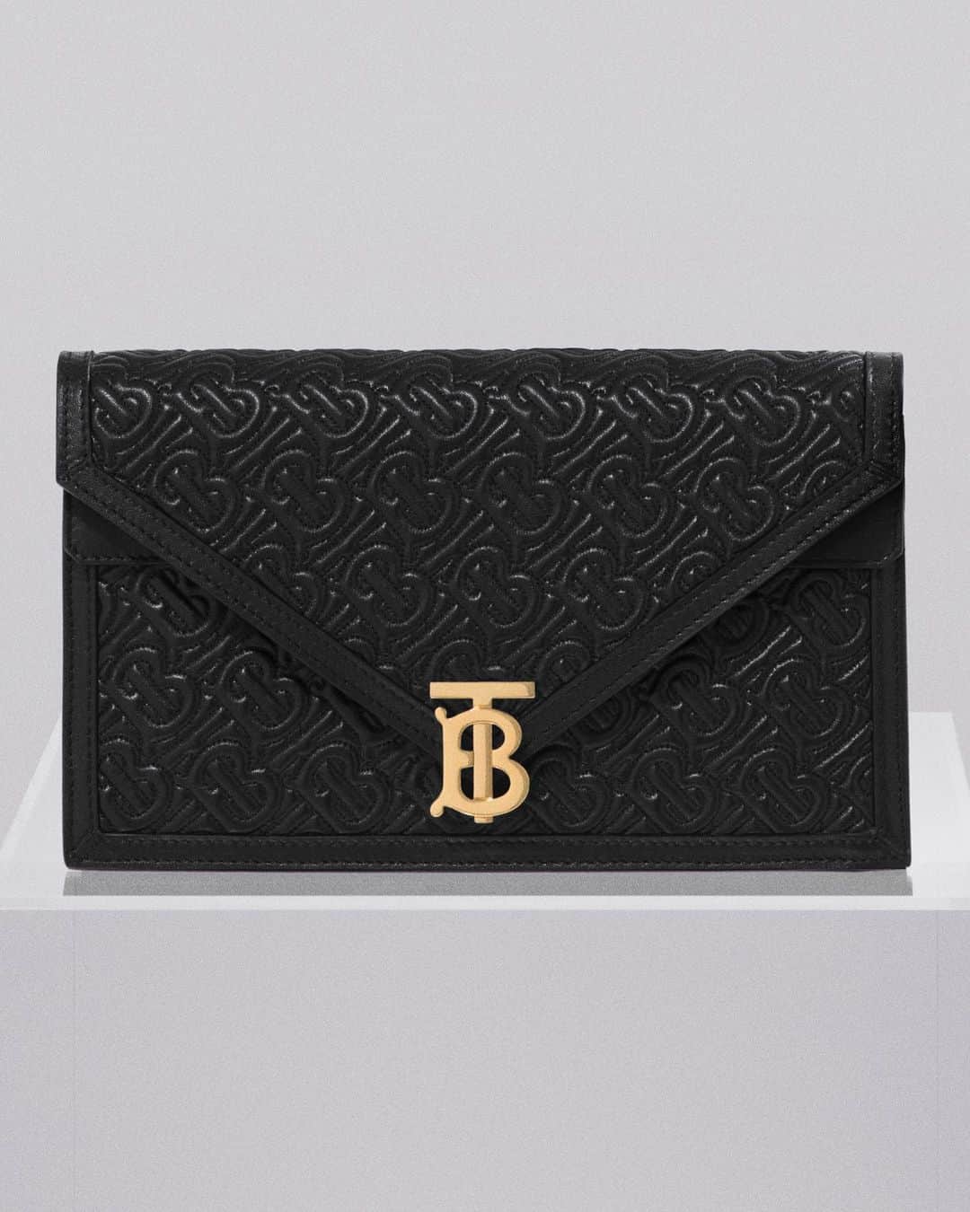Burberryさんのインスタグラム写真 - (BurberryInstagram)「The TB Envelope Clutch . A new shape, crafted with our quilted Monogram and completed with a striking #ThomasBurberryMonogram clasp . #TheTBbag」5月8日 21時23分 - burberry