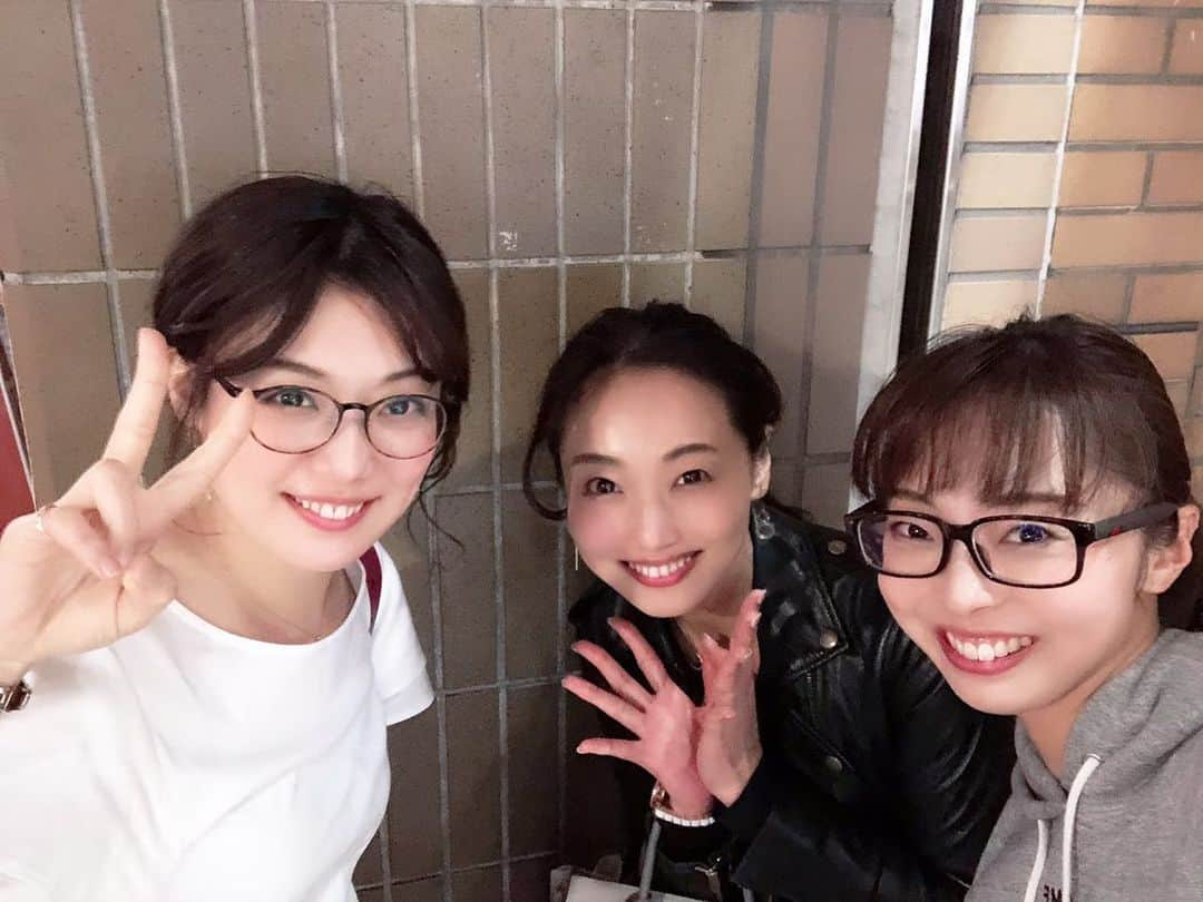 愛純もえりさんのインスタグラム写真 - (愛純もえりInstagram)「ゆりしゃん、ゆうこりんとお茶ーーーーーー💕わーい🙌 . . お2人共にすごく久しぶりだったので嬉しすぎる再会が叶いました〜💗💗💗 . . ゆりしゃんはね、赤ちゃんみたいに可愛かった👶💓笑 会って速攻で「可愛い〜💓」を連呼してしまった笑笑 癒されオーラの泉❣️ . . ゆうこりんは夢に出てきてたから、 もうそろそろ会える気がしてたの笑 ゆうこりんが夢に出てくる時は、 だいたい花組の楽屋なんです笑笑 なんか困ってる私をシッカリと助けてくれる夢✨✨✨ . . 3.5時間しゃべくりティータイム☕️ #音花ゆり さん #華耀きらり ちゃん #87期 #88期」5月8日 21時27分 - moeri_aizumi