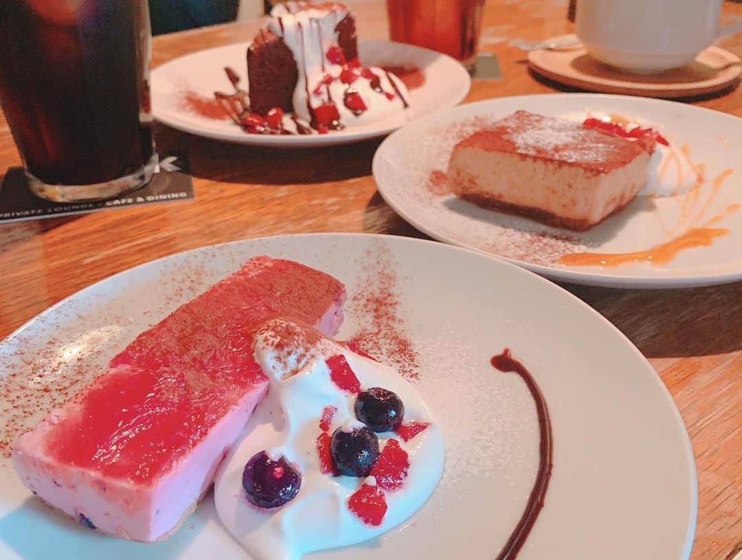 愛純もえりさんのインスタグラム写真 - (愛純もえりInstagram)「ゆりしゃん、ゆうこりんとお茶ーーーーーー💕わーい🙌 . . お2人共にすごく久しぶりだったので嬉しすぎる再会が叶いました〜💗💗💗 . . ゆりしゃんはね、赤ちゃんみたいに可愛かった👶💓笑 会って速攻で「可愛い〜💓」を連呼してしまった笑笑 癒されオーラの泉❣️ . . ゆうこりんは夢に出てきてたから、 もうそろそろ会える気がしてたの笑 ゆうこりんが夢に出てくる時は、 だいたい花組の楽屋なんです笑笑 なんか困ってる私をシッカリと助けてくれる夢✨✨✨ . . 3.5時間しゃべくりティータイム☕️ #音花ゆり さん #華耀きらり ちゃん #87期 #88期」5月8日 21時27分 - moeri_aizumi