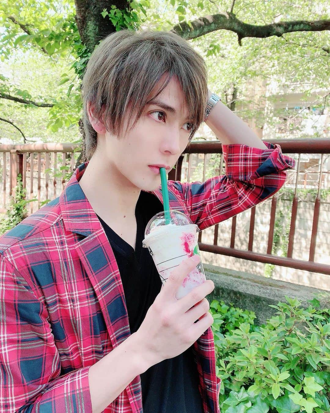 仲田博喜のインスタグラム：「こんばんはー。  今日は昼間天気が良かったので 仕事前に散歩しました。  苺のフラペチーノを飲みながら(^^) さぁ、ぼちぼち忙しくなるぞぉ〜ʕʘ‿ʘʔ  #新作 #スタバ #フラペチーノ #飲みながら #散歩 #息抜き」