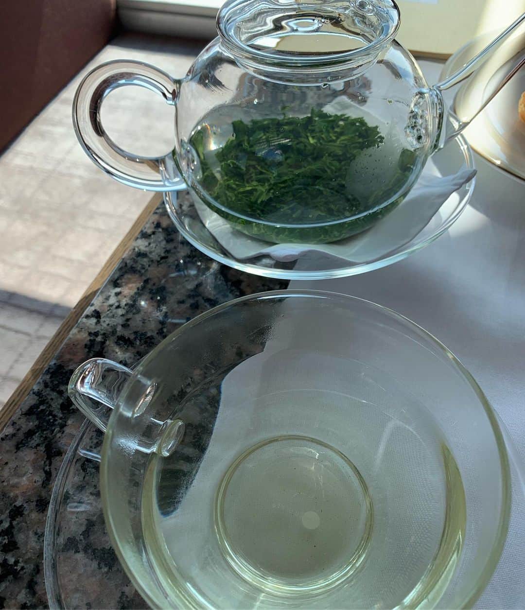 ささきえりさんのインスタグラム写真 - (ささきえりInstagram)「パークハイアット新宿の41階✨ ・ ・ ナイスビューとアフタヌーンティ🤩 ・ ・ 奈良の煎茶を初めて頂きましたが、スッキリした緑茶、また飲みたくなるぉ🤪 ・ ・ 今日もご機嫌なり😍 ・ ・ ご機嫌な一日に感謝🌈 ＊ ＊ ＊ #ナイスビュー #パークハイアット #新宿 #アフタヌーンティ #煎茶 #奈良のお茶 #ありがとう #幸せ #ジランドール #のとなりにある #カフェ #色気より食い気 #花より団子 #花より団子派 #花の中で団子を食べる派 #つまりは贅沢 #贅沢なのだ」5月8日 21時30分 - chaneri_ballet_style