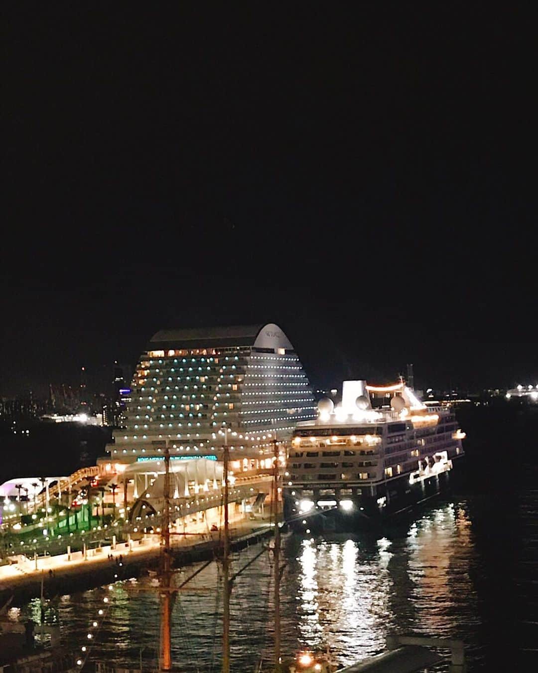 キャシー中島さんのインスタグラム写真 - (キャシー中島Instagram)「* 今夜のディナーは鉄板焼き。 そしてリクエストの夜景です。 大きな船停泊してます。 どこへ行くのかな？」5月8日 21時39分 - official_kathynakajima