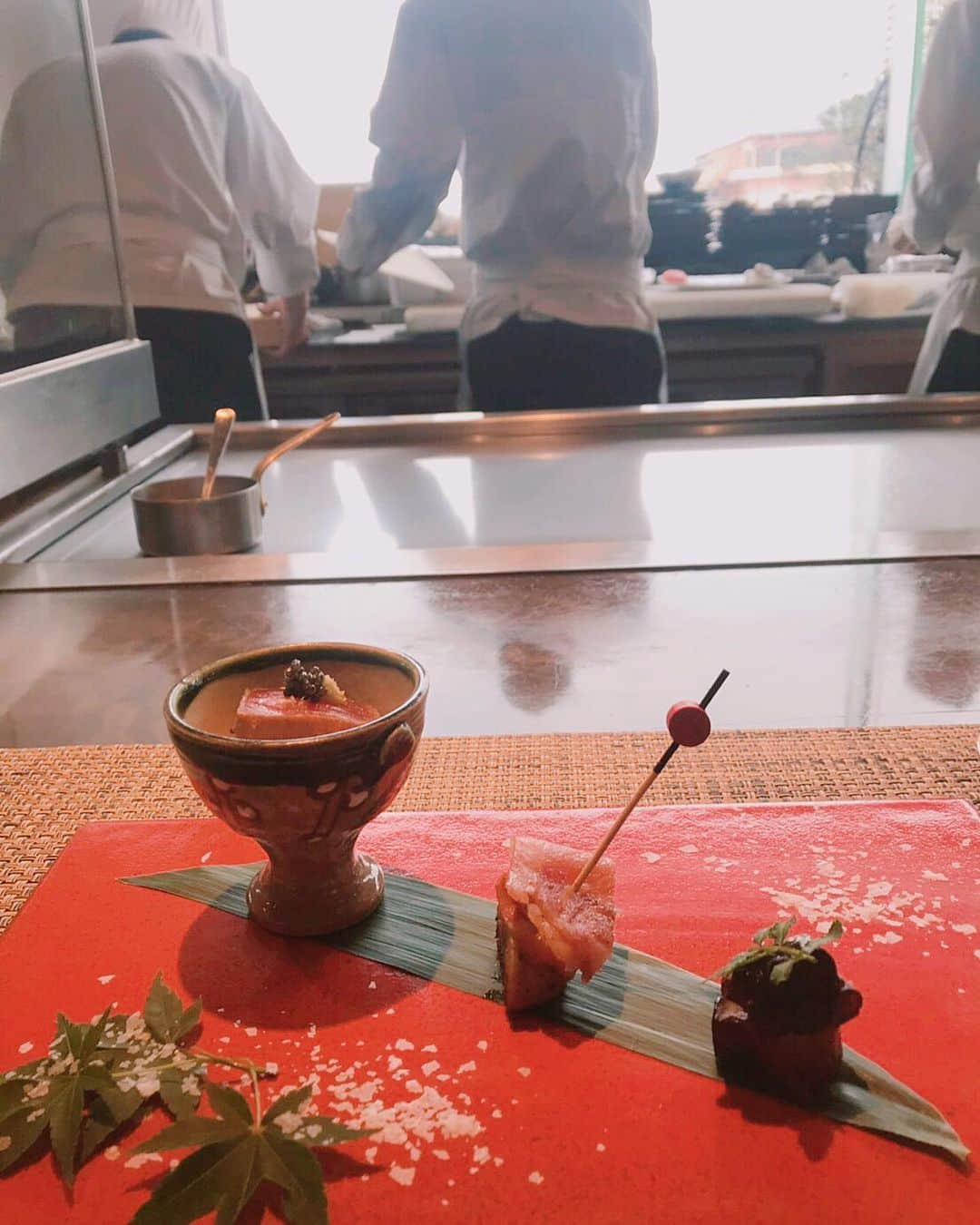 キャシー中島さんのインスタグラム写真 - (キャシー中島Instagram)「* 今夜のディナーは鉄板焼き。 そしてリクエストの夜景です。 大きな船停泊してます。 どこへ行くのかな？」5月8日 21時39分 - official_kathynakajima