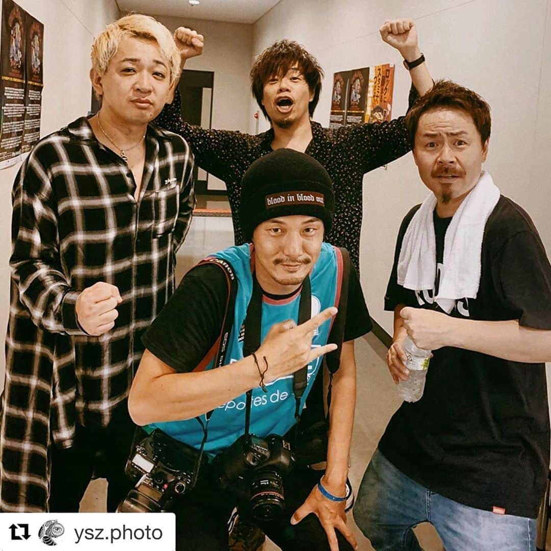こーいちのインスタグラム：「友達カメラマンと。  #Repost @ysz.photo with @get_repost ・・・ 初めてましては TheBONEZ×10-FEETのツアーアー写から始まり. その後3本とプレミアムなツアーを撮らせていただき. 今回無理言ってVIVA LA撮らせていただいたのにも関わらずLiveが終わり楽屋付近でタクマさんと喋っていたら "フミヤン写真撮ろうよ" って言ってくれたタクマさん みんな疲れてるのに写真一緒に撮ってくれて嬉しかったです  出会いに感謝です  撮らせていただき本当にありがとうございました.  #感謝 #10feet  #photograqer #vivalarock」