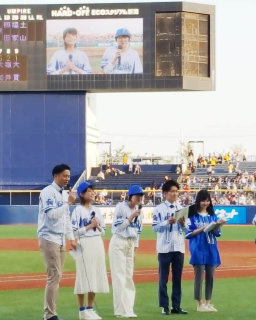 石塚かおりさんのインスタグラム写真 - (石塚かおりInstagram)「#プロ野球#新潟#ハードオフエコスタジアム  今年もサトウ食品さんのお陰で、新潟が盛り上がりました⚾  新潟でプロ野球観戦できる幸せ。  感謝です。  オープニングセレモニーでは、Negiccoめぐちゃん、かえでちゃんをお迎えして、黒崎アナウンサーと、新人の前野、行貝コンビもがんばったー(T_T) （お写真2枚目）  始球式の、Negiccoなおちゃん、ナイスピッチング。 かわいすぎました。 （お写真3枚目）  オープニングセレモニーの後、ベンチにいらしたラミレス監督に遭遇。  これまた、笑顔がかわいすぎました(笑)  ご来場の皆様、BSNティッシュを受け取ってくださった皆様、ありがとうございました！  #サトウ食品#スペシャルゲーム#横浜DeNAベイスターズ vs#読売ジャイアンツ#エコスタ#baseball#ラミレス監督#ラミちゃん#smile#Negicco#黒崎貴之#前野智郎#行貝寧々#工藤淳之介#サトウ君#タネマキスキー#実写版#石塚かおり#アナウンサー#ゆうなびラジオ#ゆうわく伝説」5月8日 21時33分 - kaori_ishizuka413