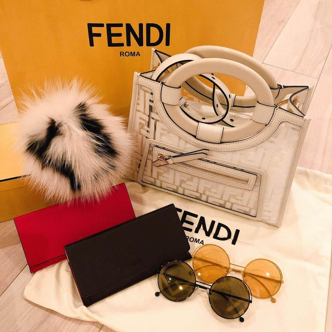 えりんこのインスタグラム：「#fendi  担当さん居なくなってから全然行ってなかったので久々😘夏小物😘😘😘」