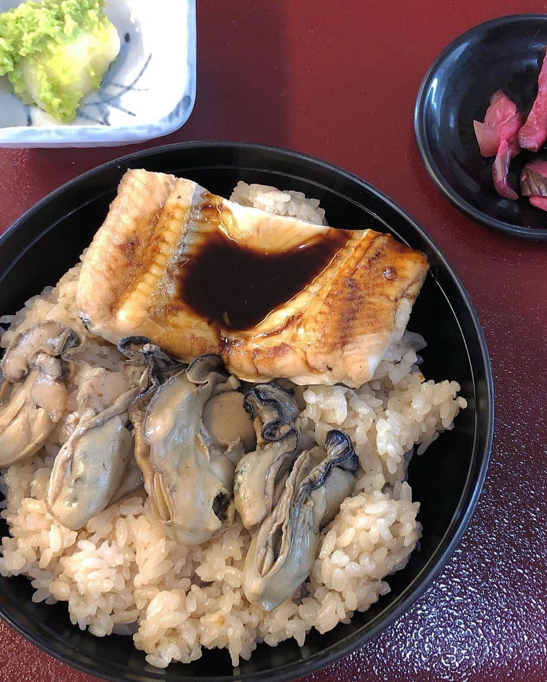 柏山奈々美さんのインスタグラム写真 - (柏山奈々美Instagram)「松島その③  美味しいものシリーズ。 伊達かふぇと 手焼き笹かまと 牡蠣と穴子丼。  丼にはプチずんだ餅付いてきて嬉しかった！！ 他にも浜焼き牡蠣とか牡蠣バーガーも食べたのだけど写真撮り忘れた。 食べすぎワロタ。  #松島 #宮城 #松島グルメ #松島カフェ」5月8日 21時38分 - nanamikashiyama