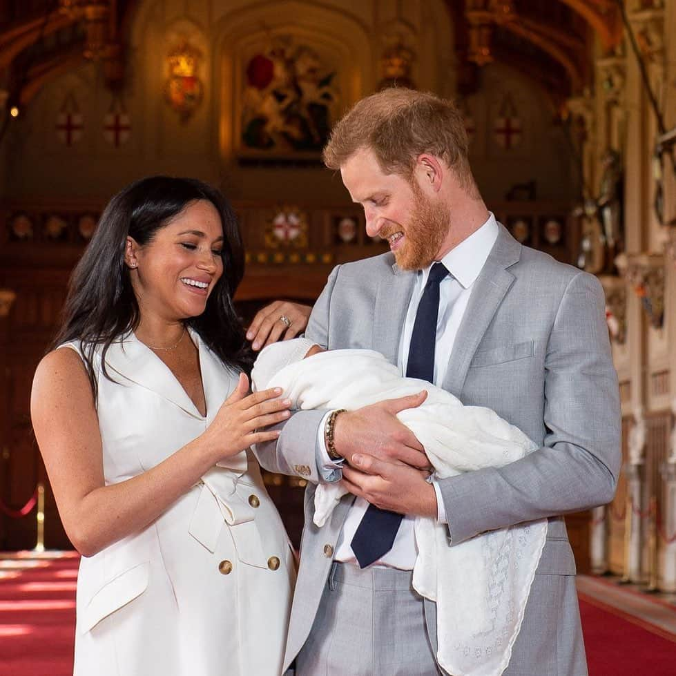 ELLE Magazineさんのインスタグラム写真 - (ELLE MagazineInstagram)「And baby makes three! Click the link in bio to see the first photos of #MeghanMarkle, #PrinceHarry, and Baby Sussex. 💙💙💙」5月8日 21時38分 - elleusa