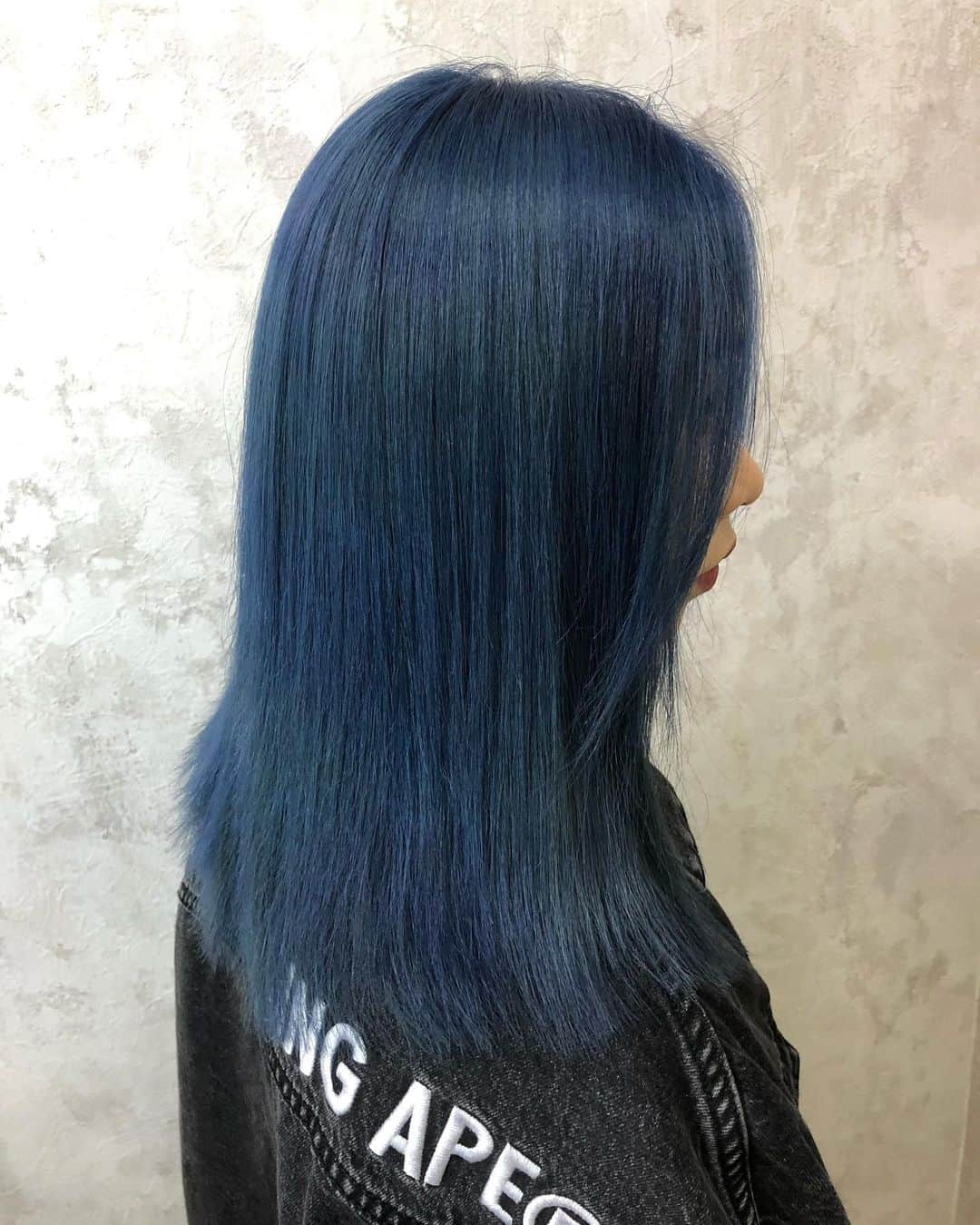 salon PRATiNO(サロンプラチノ)さんのインスタグラム写真 - (salon PRATiNO(サロンプラチノ)Instagram)「. 🦋💙🦋💙🦋💙. ブルージュヘアー 💙🦋💙🦋💙🦋. 2019年も流行ってるブルー系カラー🐬 原色カラーの中でも、ナチュラルで派手すぎず、 オシャレにアレンジできちゃう色💙 あんまり派手にしたくないけど、 違いは出して楽しみたいという方にオススメ🐬💙 ブルーの色の深みによって見え方もだいぶ違うので、 モードな雰囲気でも、クールでカッコいい雰囲気も出せます💙 ブルー系カラーで、オシャレ上級者になっちゃいましょう❣️ . . 【CLAVIS PRATINO】 ◇月曜日～土曜日 11:00～20:00 ◇日曜日 11:00～18:00 ※時間外はお問い合わせください。 愛知県名古屋市中区錦3-4-19石垣ビル７Ｆ ☎︎052-962-7017 . . #hairstyle #hair #cornrow #clavispratino #pratino #hairsalon #FIBREPLEX #nagoya #haircolor #love #特殊ヘア #ブラックヘア  #コーンロウ #ブレイズ  #派手髪 #ヘアカラー  #外国人風カラー#バレイヤージュ #グラデーション  #美容室 #ヘアサロン #クラビスプラチノ #名古屋 #栄 #錦」5月8日 21時38分 - clavis_pratino