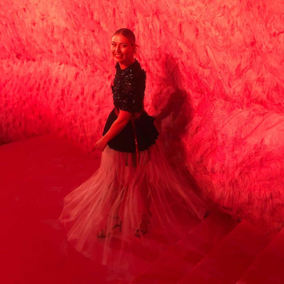 マリア・シャラポワのインスタグラム：「As if it were all a dream. Not easy going back to reality after a grand, feather-full, camp carnival 🎡 #nofilter」
