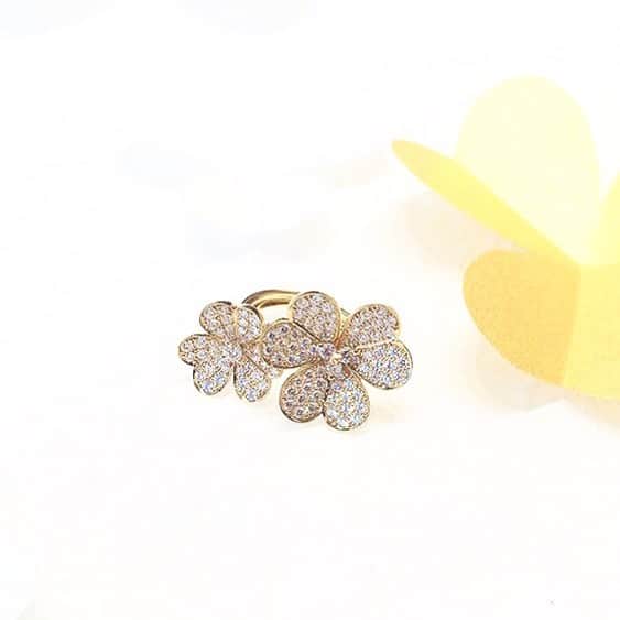 SPURさんのインスタグラム写真 - (SPURInstagram)「わたしが蝶やハチだったら、とまってみたい。 可憐な花です。ヴァンクリーフ&アーペルのフリヴォル コレクションから。（編集N） #vancleefarpels #frivole #flower #ring #フリヴォル #jewelries #SPUR #fashion #mode #follow #newin #spurJuneissue  #2019ss #spurmagazine」5月8日 21時42分 - spurmagazine