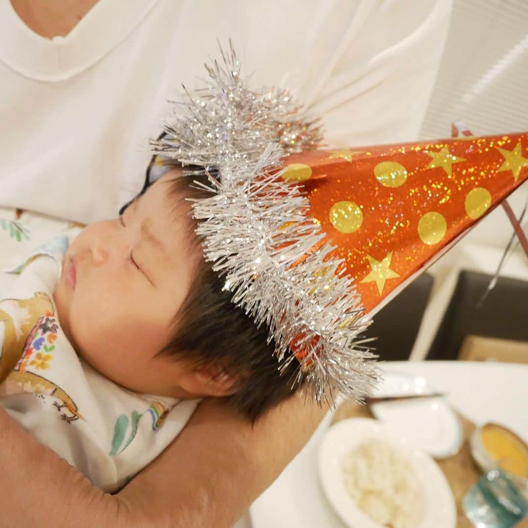 岡本果奈美さんのインスタグラム写真 - (岡本果奈美Instagram)「\\ 家族で過ごす誕生日 //﻿﻿﻿﻿﻿﻿﻿﻿﻿﻿﻿﻿﻿﻿﻿﻿﻿﻿﻿﻿﻿﻿﻿﻿﻿﻿﻿﻿﻿﻿﻿﻿﻿﻿﻿﻿﻿﻿﻿﻿﻿﻿﻿ ﻿﻿﻿﻿﻿﻿﻿﻿﻿﻿﻿﻿﻿﻿﻿﻿﻿﻿﻿﻿﻿﻿﻿﻿﻿﻿﻿﻿﻿﻿﻿﻿﻿﻿﻿﻿﻿﻿﻿﻿ ﻿ #生後1ヶ月 の娘がいると﻿ やっぱり準備はなかなかできず﻿ #誕生日ディナー もオシャレになんて盛り付けできないけど…だけどやっぱり 3人で過ごす誕生日会は楽しいね☺️🎂﻿ ﻿﻿﻿﻿﻿﻿﻿﻿﻿﻿﻿ ::::::::::::::::::::::::::::::::::::::::::::::﻿﻿﻿﻿﻿﻿﻿﻿﻿﻿﻿﻿﻿﻿﻿﻿﻿﻿﻿﻿﻿﻿﻿﻿﻿﻿﻿﻿﻿﻿﻿﻿﻿﻿﻿﻿﻿﻿﻿﻿﻿﻿﻿ ﻿﻿﻿﻿﻿﻿﻿﻿﻿﻿﻿﻿﻿﻿﻿﻿﻿﻿﻿﻿﻿﻿﻿﻿﻿﻿﻿﻿﻿﻿﻿﻿﻿﻿﻿﻿﻿﻿﻿﻿﻿﻿﻿ ママトレ・ベビトレ✨﻿﻿﻿﻿﻿﻿﻿﻿﻿﻿﻿﻿﻿﻿﻿﻿﻿﻿﻿﻿﻿﻿﻿﻿﻿﻿﻿﻿﻿﻿﻿﻿﻿﻿﻿﻿ ﻿﻿﻿﻿﻿﻿﻿﻿﻿﻿﻿﻿﻿﻿﻿﻿﻿﻿﻿﻿﻿﻿﻿﻿﻿﻿﻿﻿﻿﻿﻿﻿﻿﻿﻿﻿﻿﻿﻿﻿﻿﻿﻿ 妊婦と産後ママの為のトレーニングや﻿﻿﻿﻿﻿﻿﻿﻿﻿﻿﻿﻿﻿﻿﻿﻿﻿﻿﻿﻿﻿﻿﻿﻿﻿﻿﻿﻿﻿﻿﻿﻿﻿﻿﻿﻿﻿﻿﻿﻿﻿﻿﻿ ベビー脳トレーニングをインスタで配信中！﻿﻿﻿﻿﻿﻿﻿﻿﻿﻿﻿﻿﻿﻿﻿﻿﻿﻿﻿﻿﻿﻿﻿﻿﻿﻿﻿﻿﻿﻿﻿﻿﻿﻿﻿﻿ ﻿﻿﻿﻿﻿﻿﻿﻿﻿﻿﻿﻿﻿﻿﻿﻿﻿﻿﻿﻿﻿﻿﻿﻿﻿﻿﻿﻿﻿﻿﻿﻿﻿﻿﻿﻿﻿﻿﻿﻿﻿﻿﻿ ﻿﻿﻿﻿﻿﻿﻿﻿﻿﻿﻿﻿﻿﻿﻿﻿﻿﻿﻿﻿﻿﻿﻿﻿﻿﻿﻿﻿﻿﻿﻿﻿﻿﻿﻿﻿ そして子育て記録。﻿﻿﻿﻿﻿﻿﻿﻿﻿﻿﻿﻿﻿﻿﻿﻿﻿﻿﻿﻿﻿﻿﻿﻿﻿﻿﻿﻿ ::::::::::::::::::::::::::::::::::::::::::::::﻿﻿﻿﻿﻿﻿﻿﻿﻿﻿﻿﻿﻿﻿﻿﻿﻿﻿﻿﻿﻿﻿﻿﻿﻿﻿﻿﻿﻿﻿﻿﻿﻿﻿﻿﻿﻿﻿﻿﻿﻿﻿﻿ ﻿﻿﻿﻿﻿﻿﻿﻿﻿﻿﻿﻿﻿﻿﻿﻿﻿﻿﻿﻿﻿﻿﻿﻿﻿﻿﻿﻿﻿﻿﻿﻿﻿﻿﻿﻿﻿﻿﻿﻿﻿﻿﻿ ﻿﻿ 旦那さんのお誕生日でした🎂﻿ (そして6日前にさらっと私も１つレベルアップ)﻿ ﻿ ﻿ これからも元気でいてほしいものです☺️笑﻿ ﻿ ﻿ 初めてのスリーショットにもチャレンジしたけど﻿ なかなか難しいく、早々おこおこされて終了🤣﻿ これからも#家族写真 は増やしていきたいな💓﻿ ﻿ ﻿ 娘用に作った#パーティーハット がお気に入り！﻿ ﻿ ﻿ ﻿ ﻿﻿﻿﻿﻿﻿﻿﻿﻿﻿﻿﻿﻿﻿﻿﻿﻿﻿﻿﻿﻿﻿﻿﻿﻿﻿﻿﻿﻿﻿﻿﻿﻿﻿﻿﻿﻿﻿﻿﻿﻿ ﻿﻿﻿﻿﻿﻿﻿﻿﻿﻿﻿﻿﻿」5月8日 21時43分 - kanamiokamoto