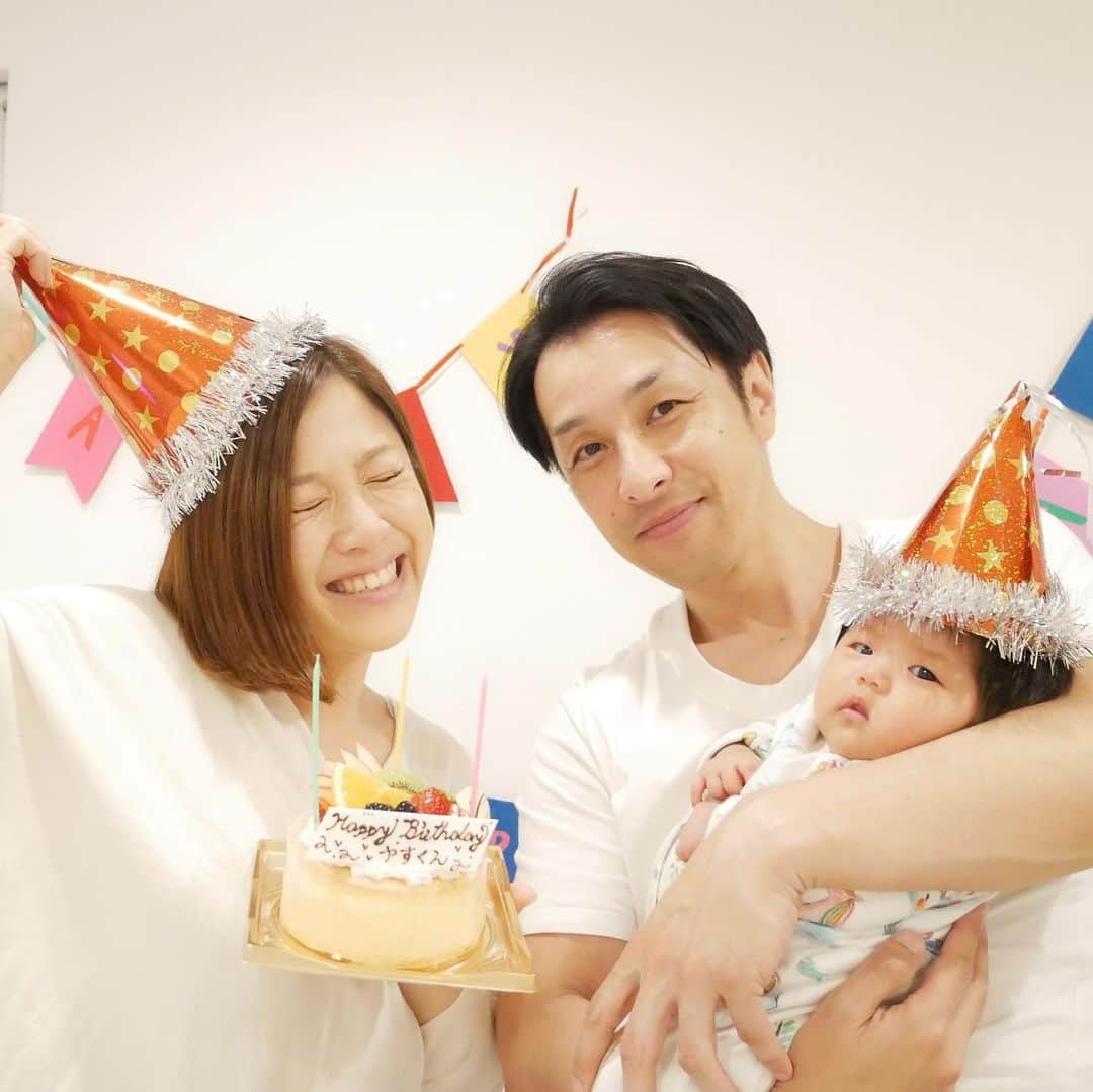 岡本果奈美さんのインスタグラム写真 - (岡本果奈美Instagram)「\\ 家族で過ごす誕生日 //﻿﻿﻿﻿﻿﻿﻿﻿﻿﻿﻿﻿﻿﻿﻿﻿﻿﻿﻿﻿﻿﻿﻿﻿﻿﻿﻿﻿﻿﻿﻿﻿﻿﻿﻿﻿﻿﻿﻿﻿﻿﻿﻿ ﻿﻿﻿﻿﻿﻿﻿﻿﻿﻿﻿﻿﻿﻿﻿﻿﻿﻿﻿﻿﻿﻿﻿﻿﻿﻿﻿﻿﻿﻿﻿﻿﻿﻿﻿﻿﻿﻿﻿﻿ ﻿ #生後1ヶ月 の娘がいると﻿ やっぱり準備はなかなかできず﻿ #誕生日ディナー もオシャレになんて盛り付けできないけど…だけどやっぱり 3人で過ごす誕生日会は楽しいね☺️🎂﻿ ﻿﻿﻿﻿﻿﻿﻿﻿﻿﻿﻿ ::::::::::::::::::::::::::::::::::::::::::::::﻿﻿﻿﻿﻿﻿﻿﻿﻿﻿﻿﻿﻿﻿﻿﻿﻿﻿﻿﻿﻿﻿﻿﻿﻿﻿﻿﻿﻿﻿﻿﻿﻿﻿﻿﻿﻿﻿﻿﻿﻿﻿﻿ ﻿﻿﻿﻿﻿﻿﻿﻿﻿﻿﻿﻿﻿﻿﻿﻿﻿﻿﻿﻿﻿﻿﻿﻿﻿﻿﻿﻿﻿﻿﻿﻿﻿﻿﻿﻿﻿﻿﻿﻿﻿﻿﻿ ママトレ・ベビトレ✨﻿﻿﻿﻿﻿﻿﻿﻿﻿﻿﻿﻿﻿﻿﻿﻿﻿﻿﻿﻿﻿﻿﻿﻿﻿﻿﻿﻿﻿﻿﻿﻿﻿﻿﻿﻿ ﻿﻿﻿﻿﻿﻿﻿﻿﻿﻿﻿﻿﻿﻿﻿﻿﻿﻿﻿﻿﻿﻿﻿﻿﻿﻿﻿﻿﻿﻿﻿﻿﻿﻿﻿﻿﻿﻿﻿﻿﻿﻿﻿ 妊婦と産後ママの為のトレーニングや﻿﻿﻿﻿﻿﻿﻿﻿﻿﻿﻿﻿﻿﻿﻿﻿﻿﻿﻿﻿﻿﻿﻿﻿﻿﻿﻿﻿﻿﻿﻿﻿﻿﻿﻿﻿﻿﻿﻿﻿﻿﻿﻿ ベビー脳トレーニングをインスタで配信中！﻿﻿﻿﻿﻿﻿﻿﻿﻿﻿﻿﻿﻿﻿﻿﻿﻿﻿﻿﻿﻿﻿﻿﻿﻿﻿﻿﻿﻿﻿﻿﻿﻿﻿﻿﻿ ﻿﻿﻿﻿﻿﻿﻿﻿﻿﻿﻿﻿﻿﻿﻿﻿﻿﻿﻿﻿﻿﻿﻿﻿﻿﻿﻿﻿﻿﻿﻿﻿﻿﻿﻿﻿﻿﻿﻿﻿﻿﻿﻿ ﻿﻿﻿﻿﻿﻿﻿﻿﻿﻿﻿﻿﻿﻿﻿﻿﻿﻿﻿﻿﻿﻿﻿﻿﻿﻿﻿﻿﻿﻿﻿﻿﻿﻿﻿﻿ そして子育て記録。﻿﻿﻿﻿﻿﻿﻿﻿﻿﻿﻿﻿﻿﻿﻿﻿﻿﻿﻿﻿﻿﻿﻿﻿﻿﻿﻿﻿ ::::::::::::::::::::::::::::::::::::::::::::::﻿﻿﻿﻿﻿﻿﻿﻿﻿﻿﻿﻿﻿﻿﻿﻿﻿﻿﻿﻿﻿﻿﻿﻿﻿﻿﻿﻿﻿﻿﻿﻿﻿﻿﻿﻿﻿﻿﻿﻿﻿﻿﻿ ﻿﻿﻿﻿﻿﻿﻿﻿﻿﻿﻿﻿﻿﻿﻿﻿﻿﻿﻿﻿﻿﻿﻿﻿﻿﻿﻿﻿﻿﻿﻿﻿﻿﻿﻿﻿﻿﻿﻿﻿﻿﻿﻿ ﻿﻿ 旦那さんのお誕生日でした🎂﻿ (そして6日前にさらっと私も１つレベルアップ)﻿ ﻿ ﻿ これからも元気でいてほしいものです☺️笑﻿ ﻿ ﻿ 初めてのスリーショットにもチャレンジしたけど﻿ なかなか難しいく、早々おこおこされて終了🤣﻿ これからも#家族写真 は増やしていきたいな💓﻿ ﻿ ﻿ 娘用に作った#パーティーハット がお気に入り！﻿ ﻿ ﻿ ﻿ ﻿﻿﻿﻿﻿﻿﻿﻿﻿﻿﻿﻿﻿﻿﻿﻿﻿﻿﻿﻿﻿﻿﻿﻿﻿﻿﻿﻿﻿﻿﻿﻿﻿﻿﻿﻿﻿﻿﻿﻿﻿ ﻿﻿﻿﻿﻿﻿﻿﻿﻿﻿﻿﻿﻿」5月8日 21時43分 - kanamiokamoto