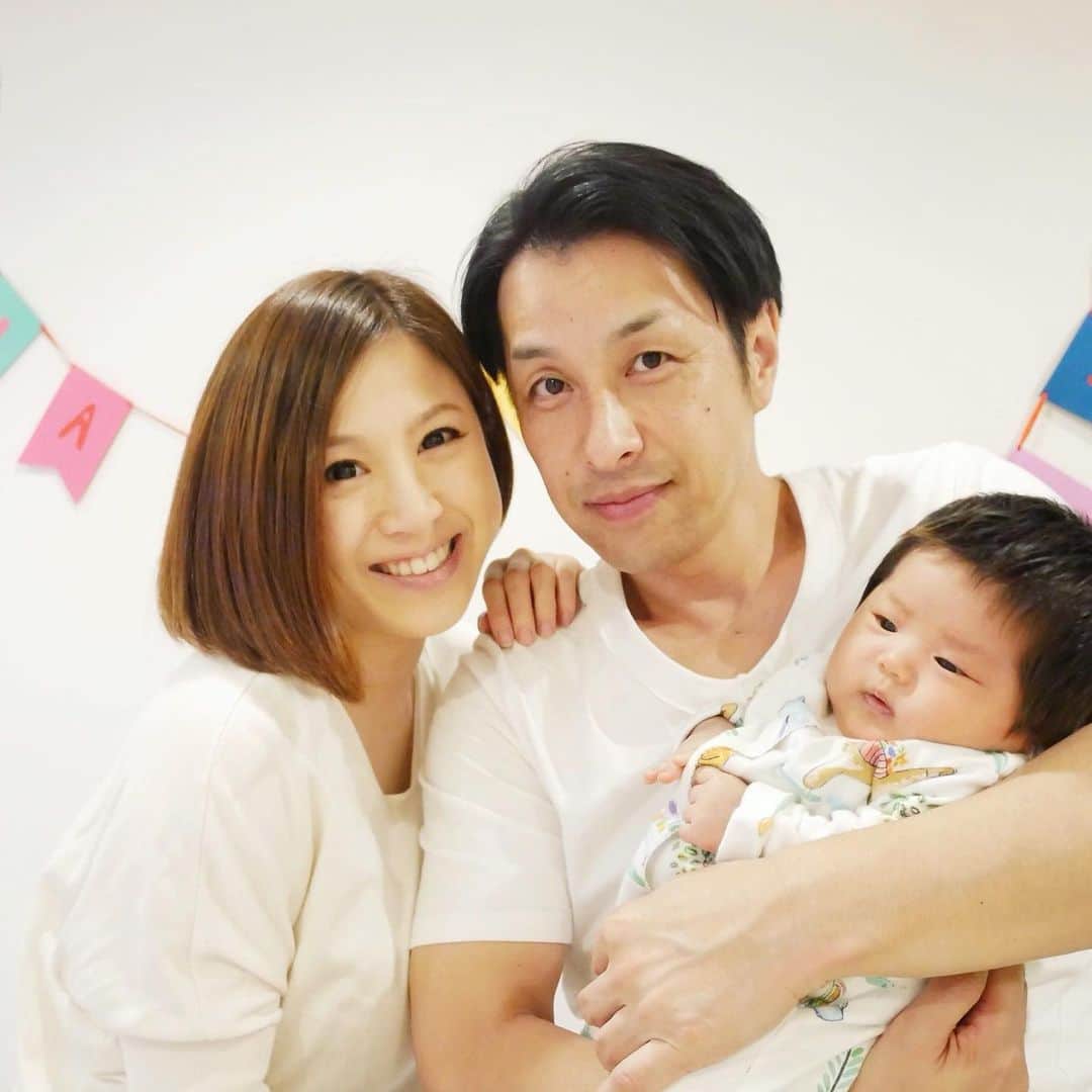 岡本果奈美さんのインスタグラム写真 - (岡本果奈美Instagram)「\\ 家族で過ごす誕生日 //﻿﻿﻿﻿﻿﻿﻿﻿﻿﻿﻿﻿﻿﻿﻿﻿﻿﻿﻿﻿﻿﻿﻿﻿﻿﻿﻿﻿﻿﻿﻿﻿﻿﻿﻿﻿﻿﻿﻿﻿﻿﻿﻿ ﻿﻿﻿﻿﻿﻿﻿﻿﻿﻿﻿﻿﻿﻿﻿﻿﻿﻿﻿﻿﻿﻿﻿﻿﻿﻿﻿﻿﻿﻿﻿﻿﻿﻿﻿﻿﻿﻿﻿﻿ ﻿ #生後1ヶ月 の娘がいると﻿ やっぱり準備はなかなかできず﻿ #誕生日ディナー もオシャレになんて盛り付けできないけど…だけどやっぱり 3人で過ごす誕生日会は楽しいね☺️🎂﻿ ﻿﻿﻿﻿﻿﻿﻿﻿﻿﻿﻿ ::::::::::::::::::::::::::::::::::::::::::::::﻿﻿﻿﻿﻿﻿﻿﻿﻿﻿﻿﻿﻿﻿﻿﻿﻿﻿﻿﻿﻿﻿﻿﻿﻿﻿﻿﻿﻿﻿﻿﻿﻿﻿﻿﻿﻿﻿﻿﻿﻿﻿﻿ ﻿﻿﻿﻿﻿﻿﻿﻿﻿﻿﻿﻿﻿﻿﻿﻿﻿﻿﻿﻿﻿﻿﻿﻿﻿﻿﻿﻿﻿﻿﻿﻿﻿﻿﻿﻿﻿﻿﻿﻿﻿﻿﻿ ママトレ・ベビトレ✨﻿﻿﻿﻿﻿﻿﻿﻿﻿﻿﻿﻿﻿﻿﻿﻿﻿﻿﻿﻿﻿﻿﻿﻿﻿﻿﻿﻿﻿﻿﻿﻿﻿﻿﻿﻿ ﻿﻿﻿﻿﻿﻿﻿﻿﻿﻿﻿﻿﻿﻿﻿﻿﻿﻿﻿﻿﻿﻿﻿﻿﻿﻿﻿﻿﻿﻿﻿﻿﻿﻿﻿﻿﻿﻿﻿﻿﻿﻿﻿ 妊婦と産後ママの為のトレーニングや﻿﻿﻿﻿﻿﻿﻿﻿﻿﻿﻿﻿﻿﻿﻿﻿﻿﻿﻿﻿﻿﻿﻿﻿﻿﻿﻿﻿﻿﻿﻿﻿﻿﻿﻿﻿﻿﻿﻿﻿﻿﻿﻿ ベビー脳トレーニングをインスタで配信中！﻿﻿﻿﻿﻿﻿﻿﻿﻿﻿﻿﻿﻿﻿﻿﻿﻿﻿﻿﻿﻿﻿﻿﻿﻿﻿﻿﻿﻿﻿﻿﻿﻿﻿﻿﻿ ﻿﻿﻿﻿﻿﻿﻿﻿﻿﻿﻿﻿﻿﻿﻿﻿﻿﻿﻿﻿﻿﻿﻿﻿﻿﻿﻿﻿﻿﻿﻿﻿﻿﻿﻿﻿﻿﻿﻿﻿﻿﻿﻿ ﻿﻿﻿﻿﻿﻿﻿﻿﻿﻿﻿﻿﻿﻿﻿﻿﻿﻿﻿﻿﻿﻿﻿﻿﻿﻿﻿﻿﻿﻿﻿﻿﻿﻿﻿﻿ そして子育て記録。﻿﻿﻿﻿﻿﻿﻿﻿﻿﻿﻿﻿﻿﻿﻿﻿﻿﻿﻿﻿﻿﻿﻿﻿﻿﻿﻿﻿ ::::::::::::::::::::::::::::::::::::::::::::::﻿﻿﻿﻿﻿﻿﻿﻿﻿﻿﻿﻿﻿﻿﻿﻿﻿﻿﻿﻿﻿﻿﻿﻿﻿﻿﻿﻿﻿﻿﻿﻿﻿﻿﻿﻿﻿﻿﻿﻿﻿﻿﻿ ﻿﻿﻿﻿﻿﻿﻿﻿﻿﻿﻿﻿﻿﻿﻿﻿﻿﻿﻿﻿﻿﻿﻿﻿﻿﻿﻿﻿﻿﻿﻿﻿﻿﻿﻿﻿﻿﻿﻿﻿﻿﻿﻿ ﻿﻿ 旦那さんのお誕生日でした🎂﻿ (そして6日前にさらっと私も１つレベルアップ)﻿ ﻿ ﻿ これからも元気でいてほしいものです☺️笑﻿ ﻿ ﻿ 初めてのスリーショットにもチャレンジしたけど﻿ なかなか難しいく、早々おこおこされて終了🤣﻿ これからも#家族写真 は増やしていきたいな💓﻿ ﻿ ﻿ 娘用に作った#パーティーハット がお気に入り！﻿ ﻿ ﻿ ﻿ ﻿﻿﻿﻿﻿﻿﻿﻿﻿﻿﻿﻿﻿﻿﻿﻿﻿﻿﻿﻿﻿﻿﻿﻿﻿﻿﻿﻿﻿﻿﻿﻿﻿﻿﻿﻿﻿﻿﻿﻿﻿ ﻿﻿﻿﻿﻿﻿﻿﻿﻿﻿﻿﻿﻿」5月8日 21時43分 - kanamiokamoto