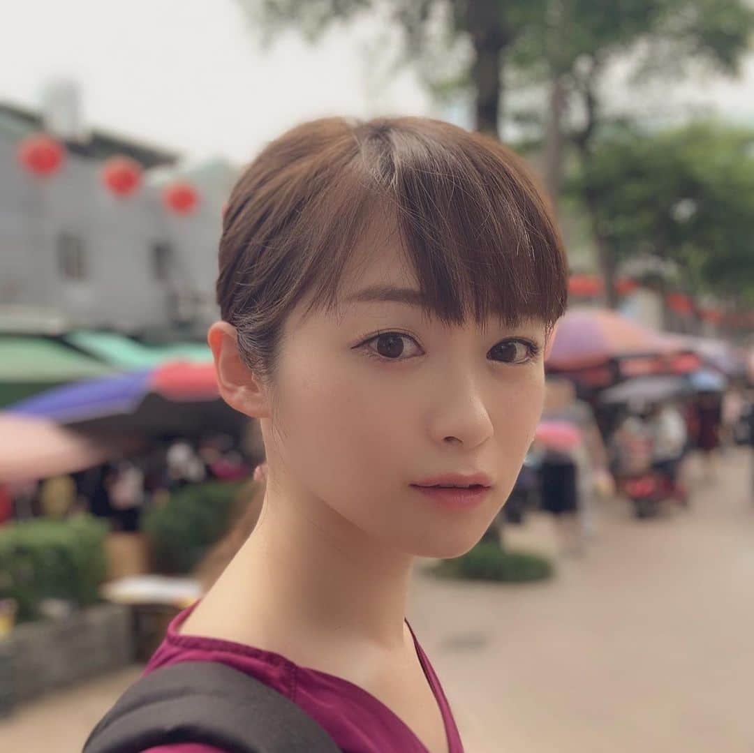 のインスタグラム：「GWは台湾に母娘旅をしてきたよ❗️私は2月に一人旅してきたばかりなんだけど、すっかりハマってしまって 😂 母という最強のカメラマンにいろいろ写真撮ってもらったから載せてくねー😘  ㅤㅤㅤㅤㅤㅤㅤㅤㅤㅤㅤㅤㅤ 今回はUberのタクシーと、KKdayっていうオプショナルツアーを駆使しまくって楽〜な旅が出来た❗️親も歳だからね☺️特に十份&九份ツアーは最高だった❤️ランタンにお願い事書くの楽しかったし、九份は空いてる時間に行けたし😍あの有名な #阿妹茶酒館 の向かいにある #海悦楼茶坊 の席もkkdayで予約したんだけど、これが大当たり👌 人混みを避けてゆっくりお茶飲みながら絶景楽しめた💕 ㅤㅤㅤㅤㅤㅤㅤㅤㅤㅤㅤㅤㅤ ご飯編はまた書くね〜‼️ところで一番最後の写真、めっっちゃウケるから見てみて‼️台湾シャンプーの人気店にて。アヒル😳😂 #台湾旅行 #親子旅 #九份 #KKday #台湾シャンプー #asleep」