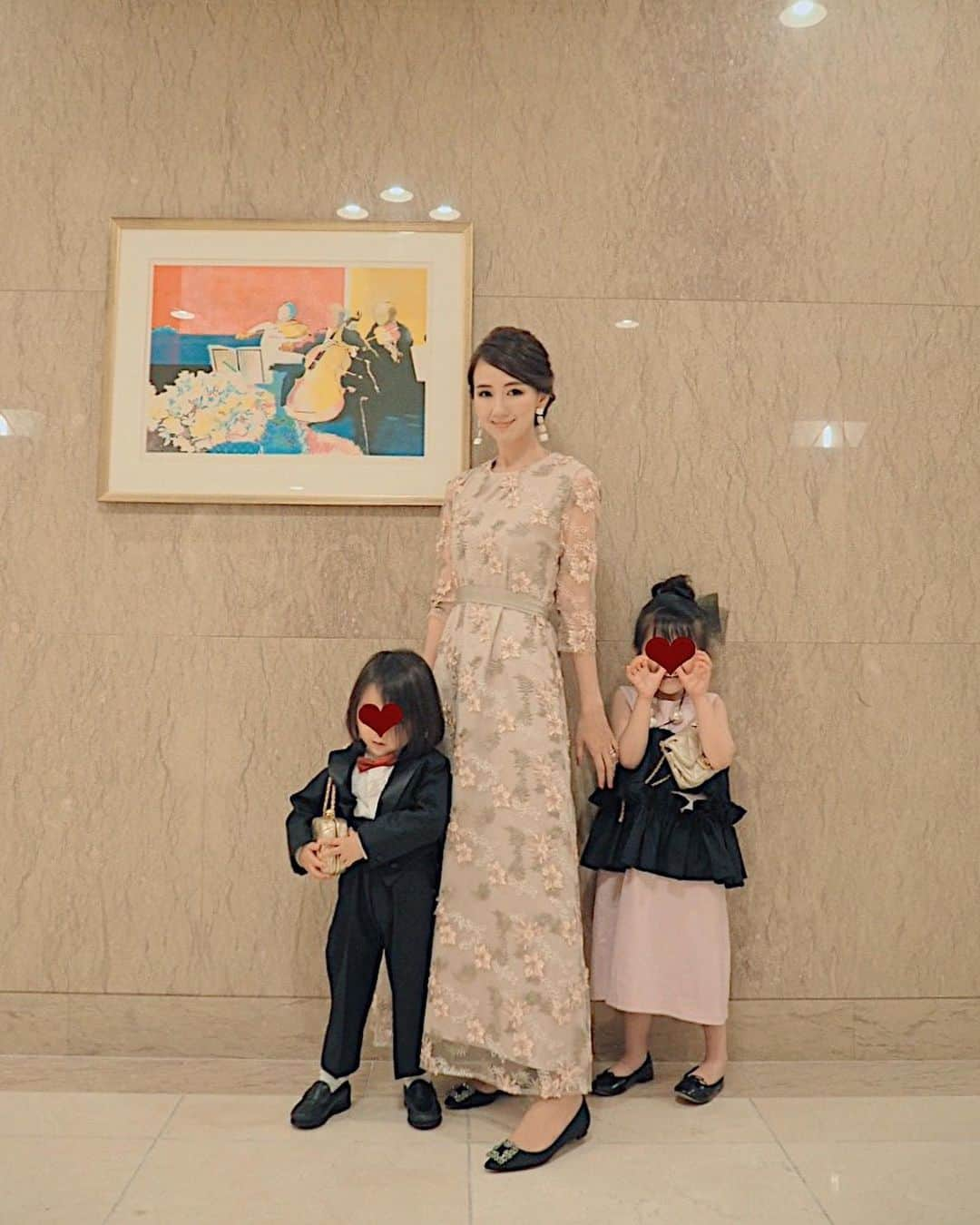 堀江直美さんのインスタグラム写真 - (堀江直美Instagram)「結婚式はレースワンピを着用しました💐上品なレースに派手すぎない色味も気に入っています✨ * ウエストのりぼんは取り外し可能ですよ💒 * お問い合わせも沢山頂きいよいよ明日再入荷致します💓 * 娘のワンピは @emmadechoeur_official 🌟個性的なデザインのアイテムがどれも可愛いく毎シーズン必ずチェックしています💕 * #HIAND#お呼ばれヘア#お呼ばれドレス#お呼ばれコーデ#結婚式コーデ#結婚式お呼ばれ#weddingparty#マノロブラニク#シャネル#親子コーデ#親子リンク#コーディネート#パーティースタイル#まとめ髪#パーティーヘア#キッズドレス#hnbFashion#hnHIAND」5月8日 21時44分 - naomiiiiiiiiiiii