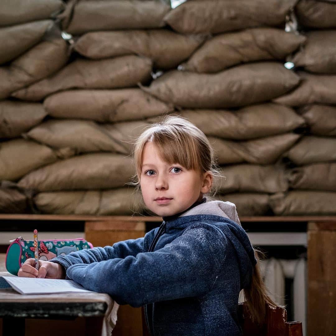 unicefさんのインスタグラム写真 - (unicefInstagram)「Lera didn’t choose to live in a conflict zone but, at 10 years old, she has risked shelling and gunfire to go to school in Ukraine. Millions of #ChildrenUnderAttack throughout the world are suffering in wars beyond their control, while too many young lives are being cut short. This is not the inevitable cost of war. It is a choice. As we mark 30 years of children’s rights, we call on governments to fulfill the universal right to protection and humanitarian aid. . #ForEveryChild, the right to safety. . ©UNICEF/UN0150817/Gilbertson VII Photo」5月8日 21時45分 - unicef