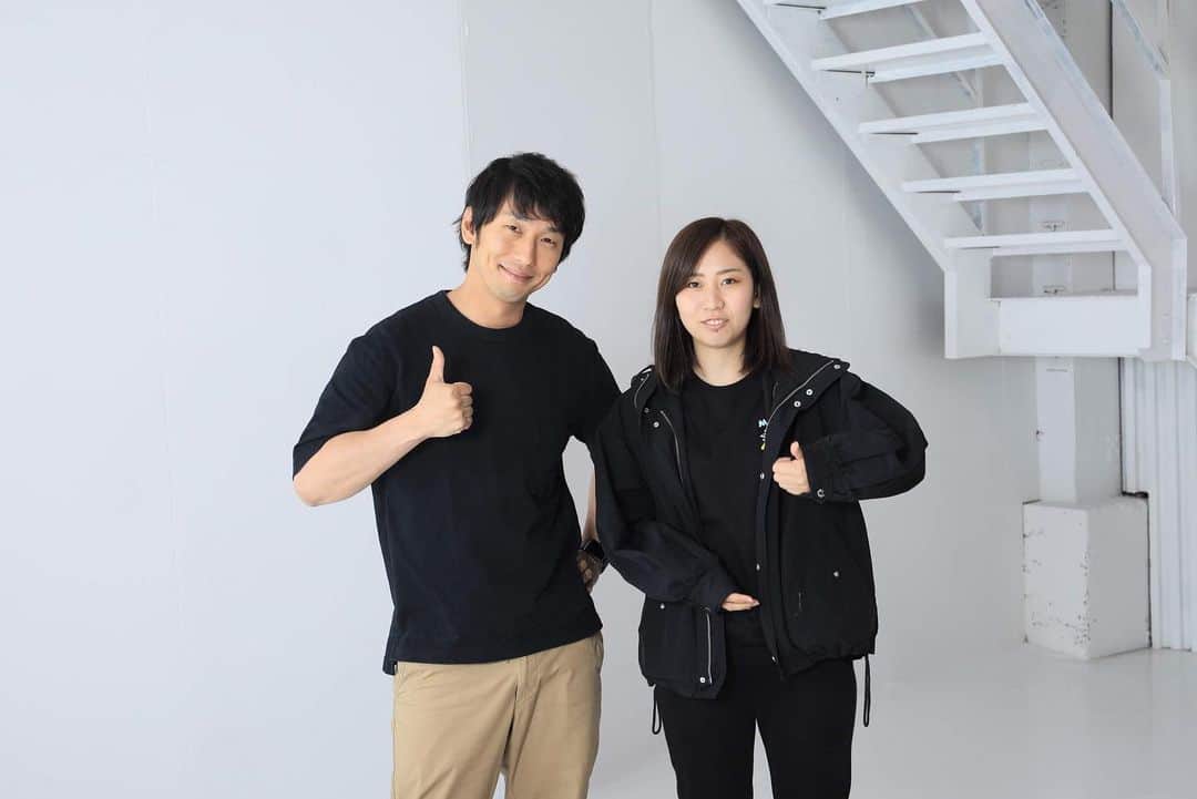 大川竜弥のインスタグラム：「先月、今月とテレビの密着取材があり、フリー素材の撮影とトークイベント出演の様子を取材していただきました。取材後に、スタッフの美月ちゃんと記念撮影📸﻿ ﻿ 美月ちゃんとの出会いは、今から約10年前。私はライブハウスの店長、美月ちゃんは出演者という関係でした。月日が経ち、フリー素材モデルとテレビ番組の制作スタッフとして再会するとは…。人生って、なにがあるかわかりませんね。﻿ ﻿ 私のようなC級フリー素材モデルに取材依頼をくれたこと、出会ったころはJKだった美月ちゃんと仕事ができたこと、ほんとうに嬉しいです。番組名、放送日などはまた改めて告知します。」