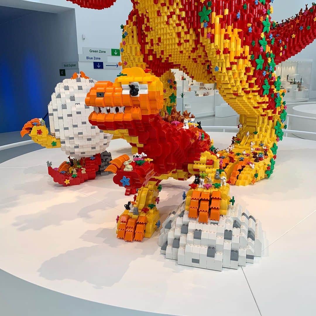 LEGOさんのインスタグラム写真 - (LEGOInstagram)「The most adorable baby dinos in @legohouse 😍 #LEGOHouse #LEGO #BabyDino #Dinosaurs #legogram #bricklife」5月8日 21時57分 - lego