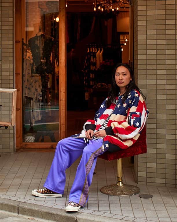 MR PORTERのインスタグラム：「In tomorrow's #MRPORTERJournal, we challenge four Tokyo tastemakers to try The Japan Edit for size. First up, Mr @tomokitakaso, Editor and Retail Director. Tune in tomorrow to meet the rest of them. #日本特集 🇯🇵 ⠀ -⠀ 🛒 @takahiromiyashitathesoloist Bomber Jacket (1149552), @nepenthes_tokyo Track Pants (1140164), @wackomaria_guiltyparties Camp-Collar Shirt (1141127) and @converse Sneakers (1155943) available now via the link in bio. #MRPORTERTheJapanEdit」