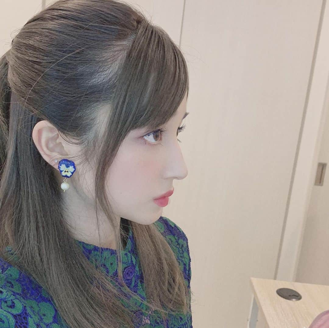 新希咲乃さんのインスタグラム写真 - (新希咲乃Instagram)「YouTubeに4月の #毎日メイク アップしました〜♡ 最近は青マスカラにどハマりしてて、大好きなのでみんなにもシェアしたい！！！本当に可愛いメイクなのでみてねー！ お洋服のワンピースは109で買ったプチプラのワンピース！青と緑なんて珍しいし形可愛くて好きなんです🌀 * #YouTube #メイク動画 #メイク #青メイク #お気に入り #カラーメイク #青マスカラ #メイベリン #コスメ #新希咲乃」5月8日 21時56分 - niki_sakino