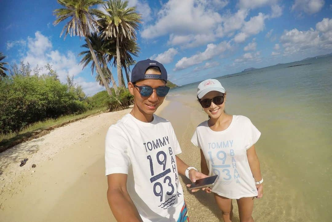 金泉紗恵子さんのインスタグラム写真 - (金泉紗恵子Instagram)「.﻿ 次の海外旅行はハワイ🌴﻿ まだしばらく先ですが🥺﻿ ﻿ ﻿ 今回のフーコック島では着なかったですが、前回のハワイではペアルックが3回🤩﻿ 海やプール、トレッキングにディナーなど1日に何回も着替えるので、ハワイはかなりたくさんお洋服を持って行ってます😁﻿ さらに現地でも買い足したり😂﻿ ﻿ ﻿ 1枚目はbliss closet @blissclosethawaii で買ったもの🙌﻿ スタッフさんにオススメされて、ペアルックにしました👌﻿ レディースはワンピ、メンズはタンクトップですが、女性がメンズのタンクトップを大きめに着るのもアリかも🥳﻿ せっかく買ったので、ラニカイビーチで日本人の方に写真を撮っていただきました😋﻿ 撮るのをお願いするのも悪いし、カメラ持って逃げられたくなくて渋ってしまったりもしますが、自撮りよりは撮っていただいた方が良い写真が残せますね😘﻿ あとはよく写真撮ってください！と頼まれるので（多分カメラ首からかけてるから笑）その際はこちらもお願いしたりしています😊﻿ ﻿ ﻿ 2枚目はTommy Bahama @tbahama で買ったもの🏖﻿ Tommy Bahamaは比較的生産数が少ないので、気に入ったものがあったら買わないと無くなってしまったりします💦﻿ が、ハワイにある商品の方が可愛い気が🥰﻿ ワイケレアウトレットはとっても安いです🙆‍♀️﻿ 今シーズンのものとか、強いこだわりがなければ、Tommy Bahamaのアロハシャツとかはワイケレで買うのが安くて種類豊富だと思います😆﻿ 水着はアウトレットも路面店も可愛いけどサイズがないことが多くて運次第🙃﻿ ﻿ ﻿ 3枚目は友達がハワイで着てねーとくれたもの😚﻿ ピンクピルボックスの絶景の中で撮りました🤩﻿ ﻿ ﻿ 2、3枚目はGoproで撮っていて【Spivo Stick】 @spivo というものを使っています😇﻿ スティックの持ち手にボタンが付いていて、押すとヘッドのGoproが回転するので、動画だと正面の景色や自撮りを撮影中に好きなタイミングでコロコロ変えられます😊﻿ ウィンタースポーツ、マリンスポーツをする方にはオススメのアイテムです😎﻿ .﻿ #hawaii #hawaiitrip #hawaii🌴 #followme #hawaiisbestphotos #lanikaibeach #kualoabeach #pinkpillbox #pairlook #spivostick #blissclosethawaii #tommybahama #gopro #canoneos #eosm3 #ハワイ #ハワイ旅行 #ハワイ好き #ハワイ好きな人と繋がりたい #ラニカイビーチ #クアロアビーチ #ピンクピルボックス  #goproのある生活 #ミラーレス一眼 #ペアルック #トミーバハマ ﻿」5月8日 21時56分 - saeko_kanaizumi