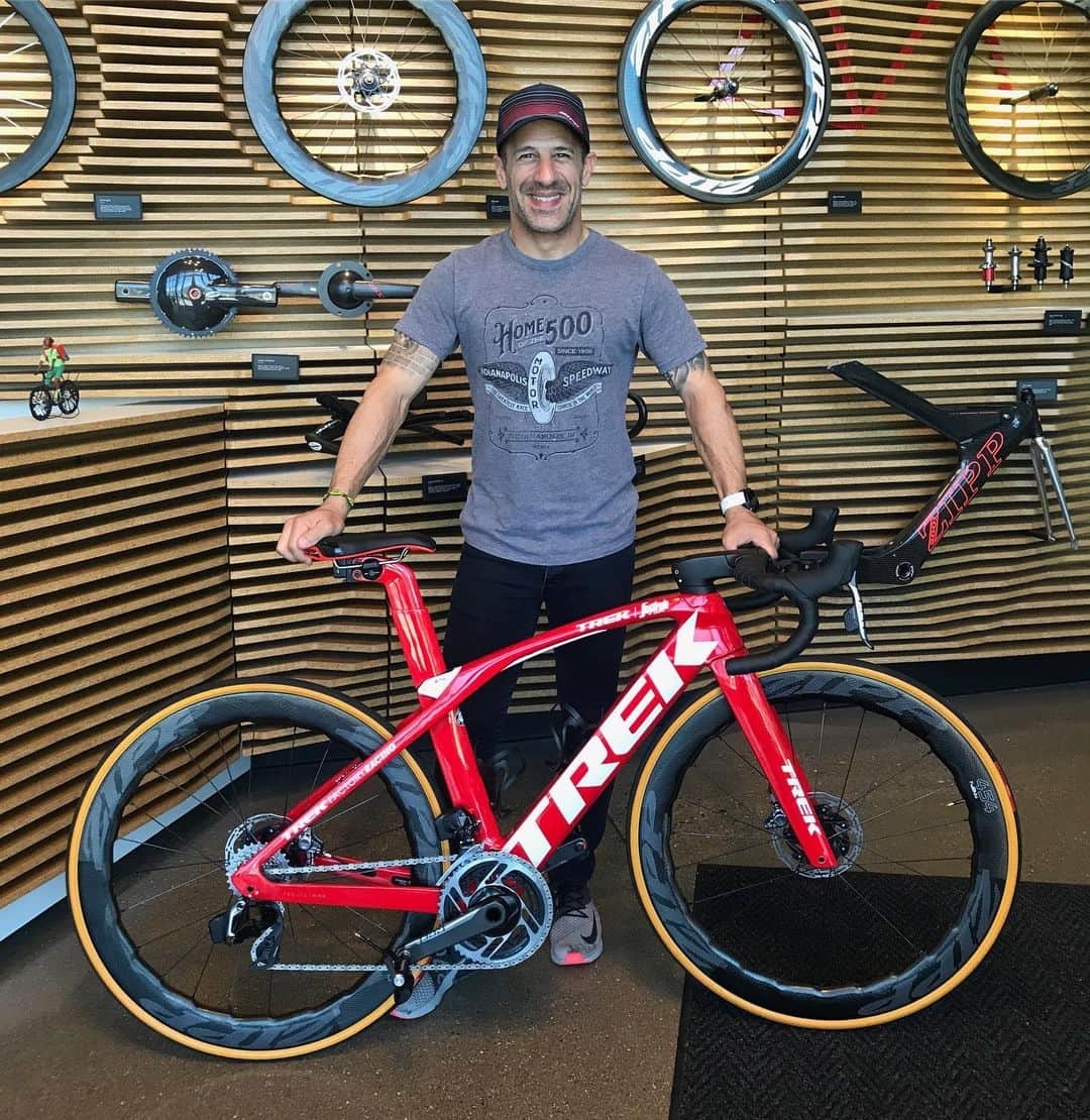 Zipp Speed Weaponryさんのインスタグラム写真 - (Zipp Speed WeaponryInstagram)「IndyCar legend @TonyKanaan’s passionate pursuit of bikes... 🚲=How he decompresses 🚲=How he connects with fans 🚲=How he trains for 🏁 🚲=😀 #ZippSpeed #MakingYouFaster #TonyKanaan 👇 Feature in profile link.」5月8日 22時00分 - zippspeed