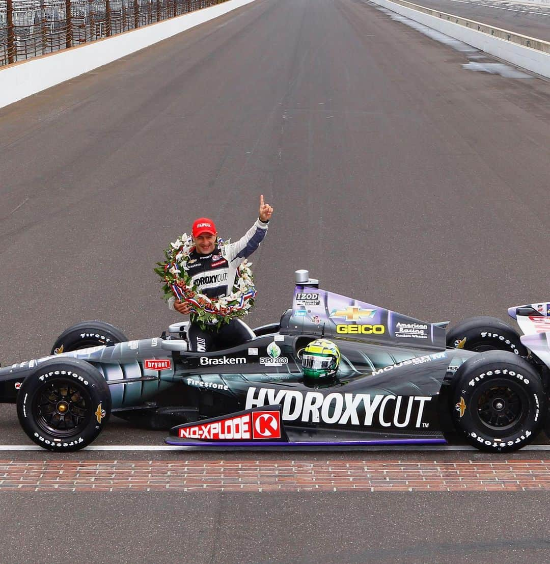 Zipp Speed Weaponryさんのインスタグラム写真 - (Zipp Speed WeaponryInstagram)「IndyCar legend @TonyKanaan’s passionate pursuit of bikes... 🚲=How he decompresses 🚲=How he connects with fans 🚲=How he trains for 🏁 🚲=😀 #ZippSpeed #MakingYouFaster #TonyKanaan 👇 Feature in profile link.」5月8日 22時00分 - zippspeed