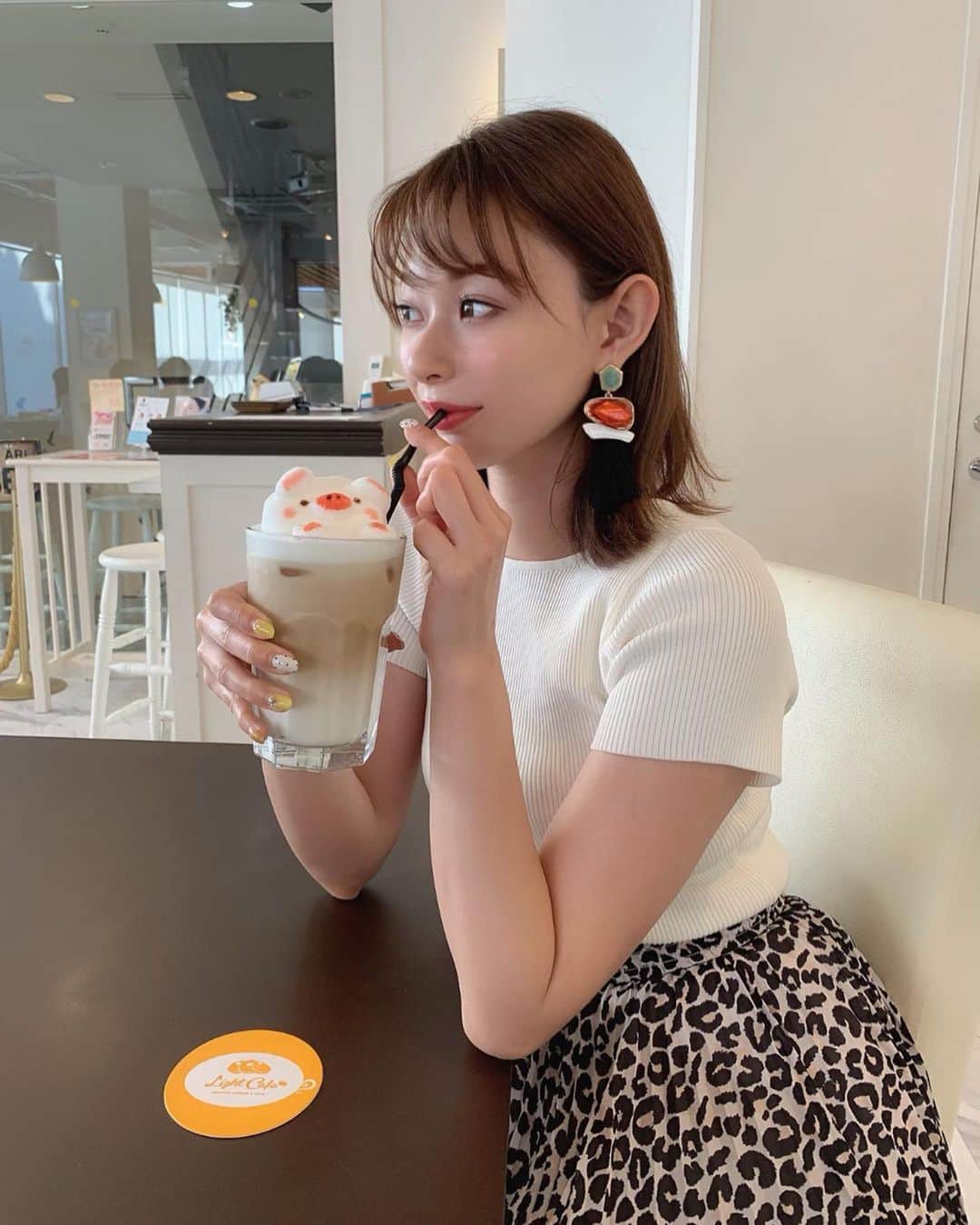 のインスタグラム：「ㅤㅤㅤ ㅤㅤㅤ  かわいすぎる3Dラテ☺️💕💕 かれんは豚さんで、弥月ちゃんは猫ちゃんにしてたよ❤️ ㅤㅤㅤ  かわいすぎるからぜひ行ってみて〜っ💓 ㅤㅤㅤ ㅤㅤㅤ ☕️ライトカフェ 🏠愛知県名古屋市中区栄3-27-27 3F 📞050-5571-1252 ※土・日・祝日の12:00～17:00は予約不可 🚃 ・栄駅より徒歩5分 ・矢場町駅「5番」出口より徒歩3分 矢場町駅から287m ⏰ 11:00～22:00(L.O.food21:00/drink21:30) ※LUNCHは14:00まで♪ 日曜営業 定休日	無休 ㅤㅤㅤ #ライトカフェ  #Lightcafe #3dラテアート  #名古屋 #Nagoya #名古屋旅行 #3Dラテ #おかじ旅行記 #JAPAN #gw #岡島かれん  #グルメ岡島 #名古屋カフェ #栄カフェ」