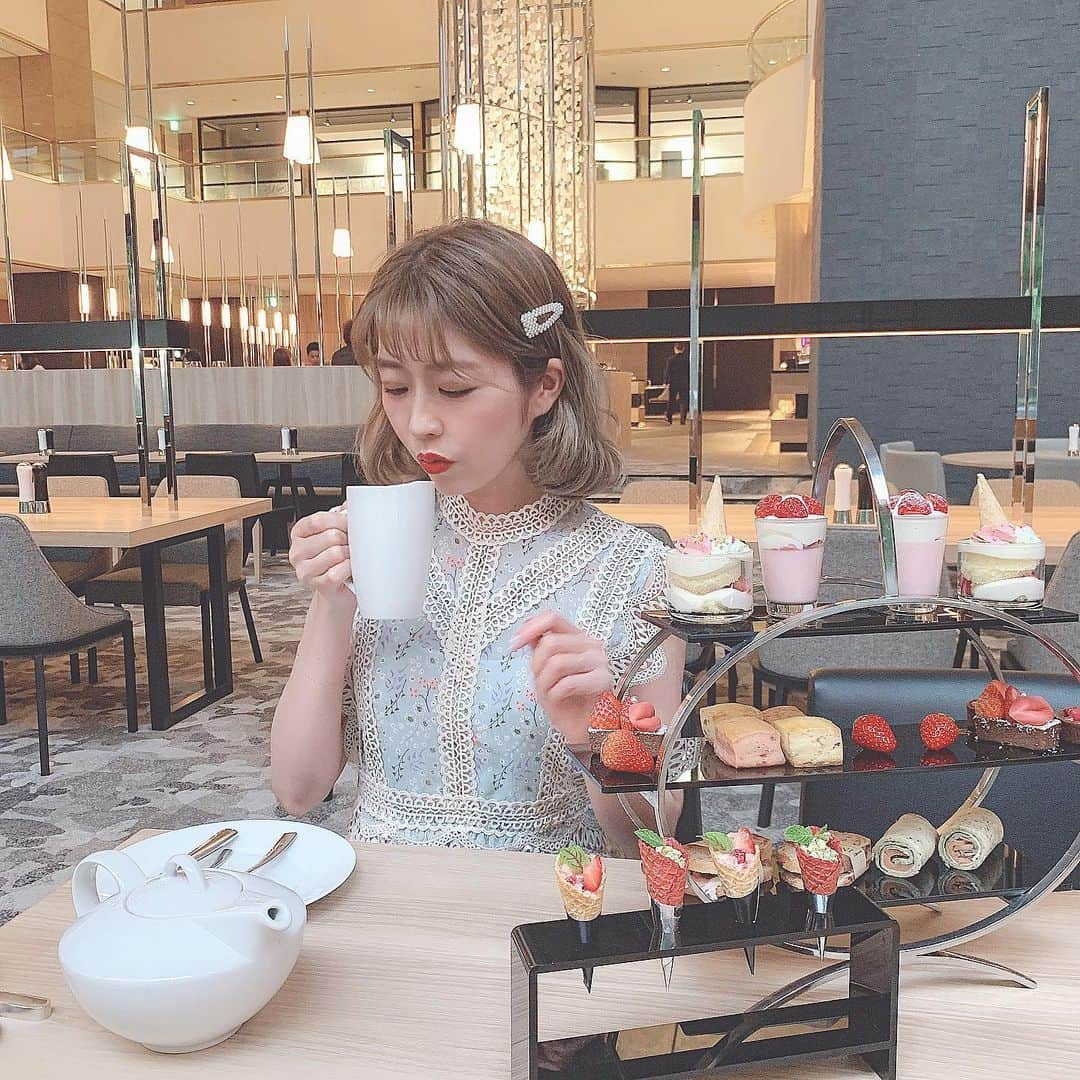 ひこ乃さんのインスタグラム写真 - (ひこ乃Instagram)「☕️ 𝐻𝒾𝓁𝓉𝑜𝓃名古屋⠀ ⠀ 関西旅行の最終日はヒルトン名古屋で アフタヌーンティーしました♡⠀ ⠀ シャンデリアがとっても豪華で素敵な空間🥺 アフタヌーンティーは紅茶やハーブティーの種類が 沢山で、色んな味が試せるから良かった☺️ またゆっくり行きたいな♡⠀ ⠀ #名古屋#hiltonnagoya#milleacode#milleapic」5月8日 22時01分 - hikono0909