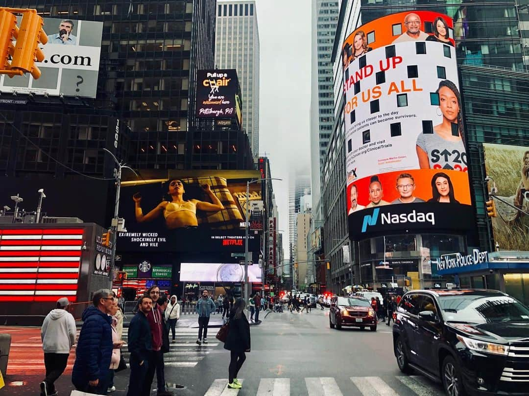 リリー・コリンズさんのインスタグラム写真 - (リリー・コリンズInstagram)「Feeling extremely exposed for #ExtremelyWicked in Times Square. That’s a wrap, NYC! @tolkienmovie LA premiere here I come!...」5月8日 22時03分 - lilyjcollins