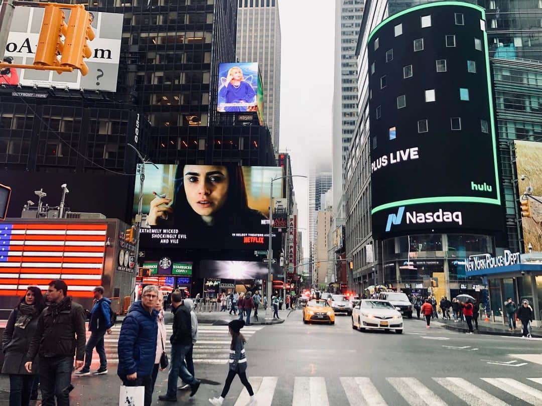 リリー・コリンズさんのインスタグラム写真 - (リリー・コリンズInstagram)「Feeling extremely exposed for #ExtremelyWicked in Times Square. That’s a wrap, NYC! @tolkienmovie LA premiere here I come!...」5月8日 22時03分 - lilyjcollins