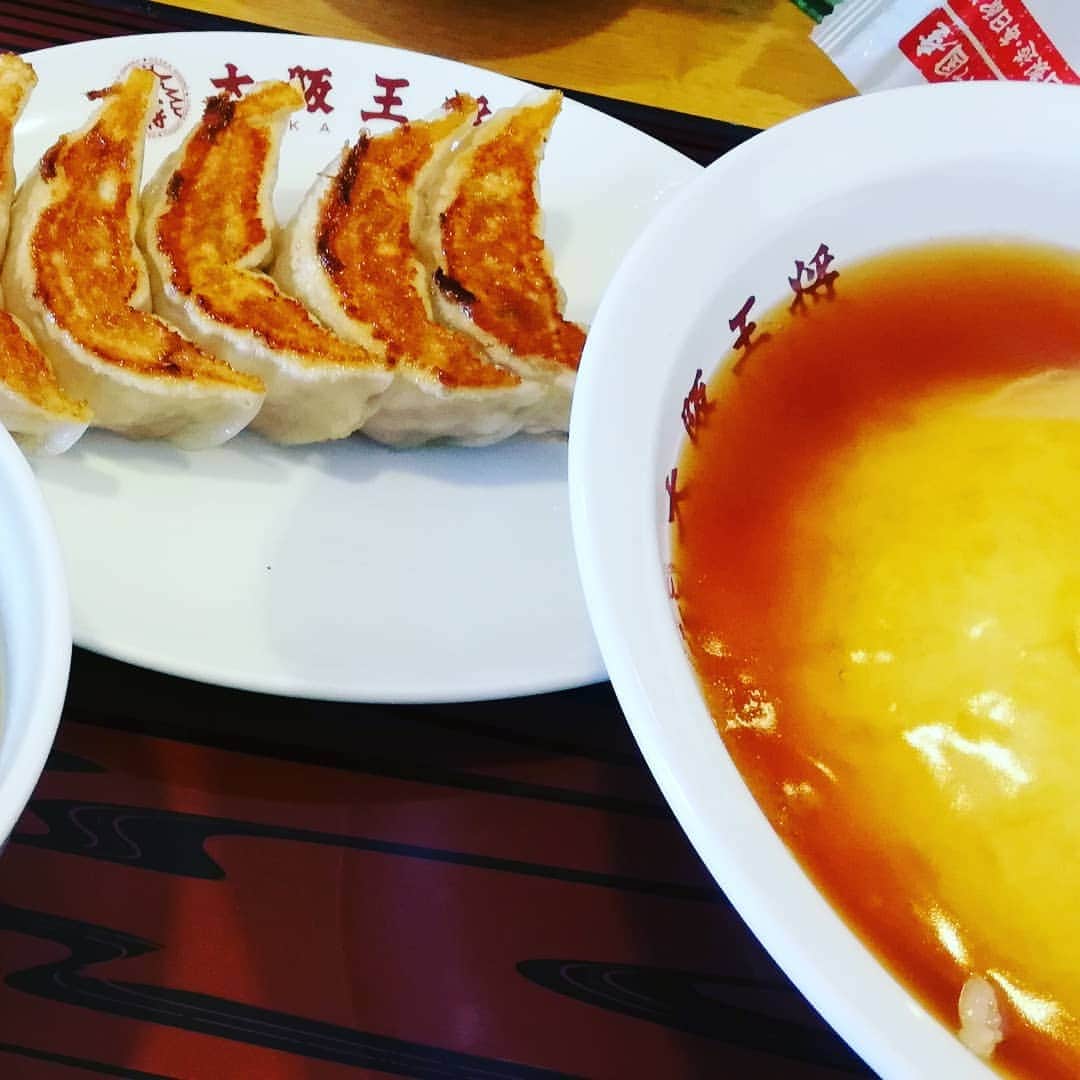 松本隆博のインスタグラム：「。 う～ん。 これもし大阪で、 大阪王将と名乗ったら 袋叩きだな……てレベル  餃子の種が半ナマだし でも焼き色は濃い、 だけど冷めてる、、 なぜだ？(´;ㅿ;｀) 化学調味料強すぎの天津飯。 俺あんまりここまで 言わないよ！ ごめん、不味い。」