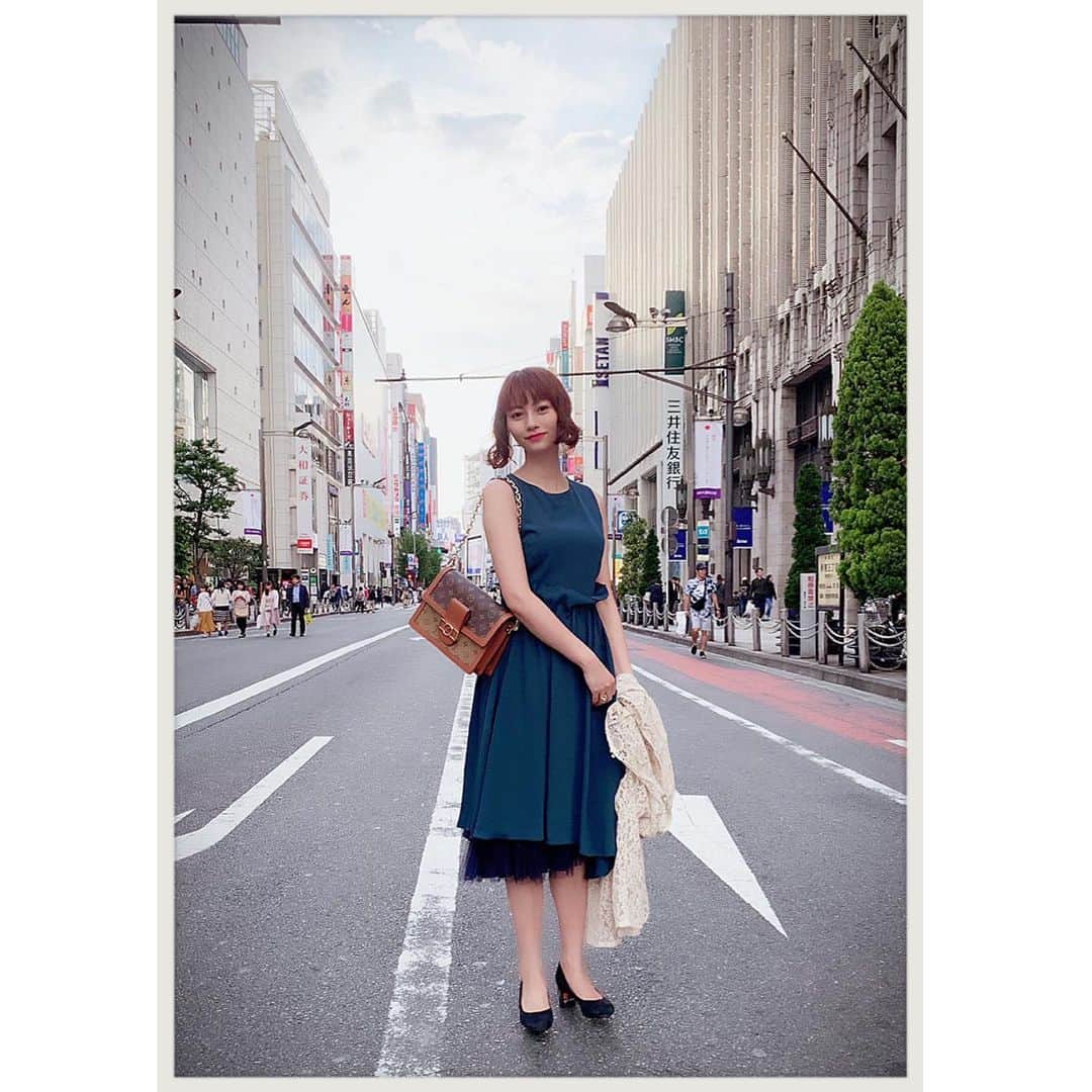 のインスタグラム：「2019.05.08 GW最終日の歩行者天国。  #五月病 👗 #frayid 👠 #seebychloe 👜 #louisvuitton  #ドーフィーヌ  #着飾る愉しみ 初めてDyson Air wrapで髪を巻いたけど、 巻き髪が似合わないことに 気付いた😂 アートメイクで眉毛が濃いからか明るい髪色も違和感。 黒髪ストレートボブに戻したい💔  #気付くのが遅い」