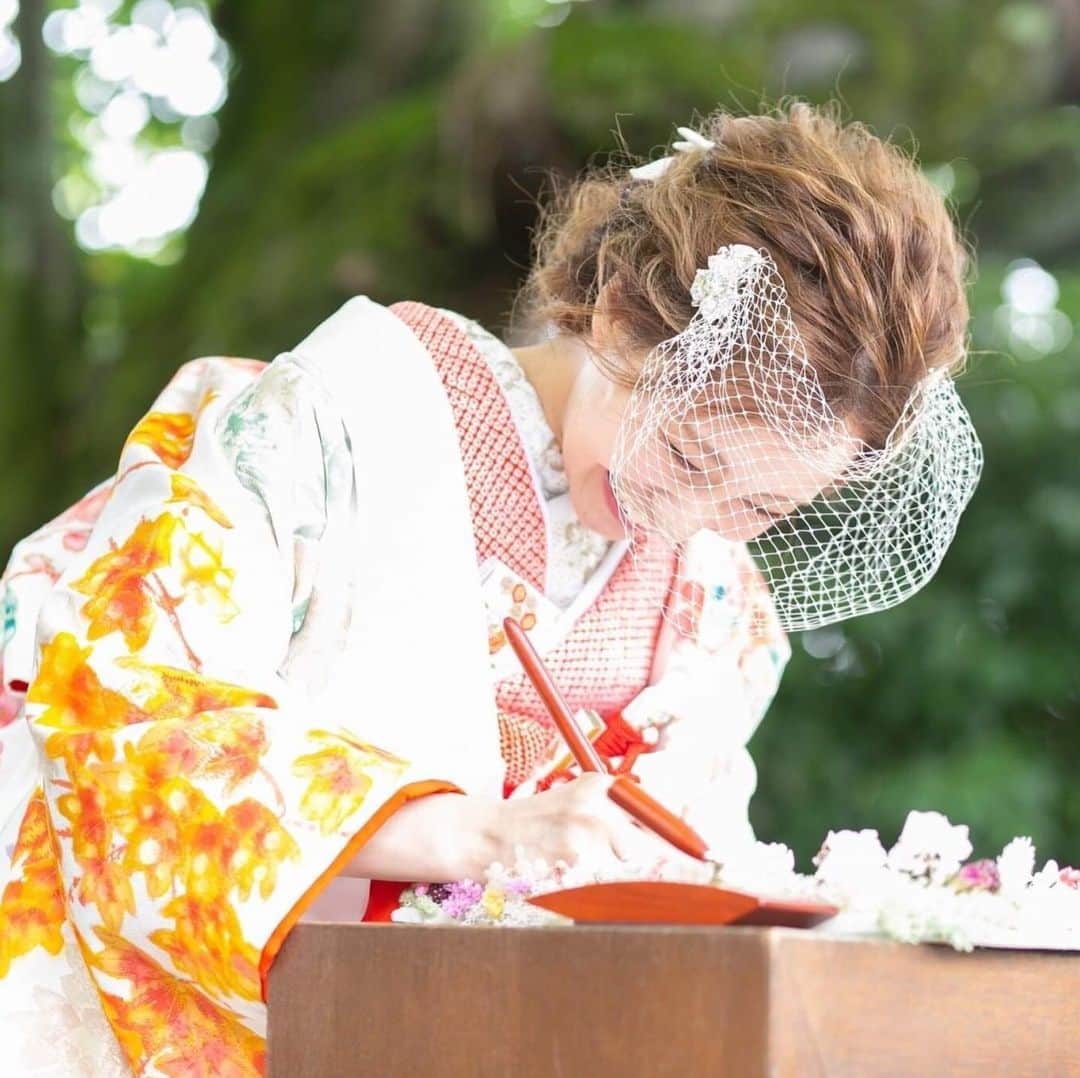 のインスタグラム：「【"和装のベールダウン"が新鮮で可愛い👰💕】﻿ こんにちは！ハナレポ編集部のがみこです🌟﻿ ﻿ ついに長かったGWが終わりましたね！﻿ 私は静岡の実家に帰って、『さわやか』のハンバーグを食べてきました🍽﻿ 相変わらずの混み具合でしたが、ハンバーグは変わらず最高に美味しかったです☺️✨﻿ 皆さんも静岡に訪れたときはぜひご賞味ください👐﻿ ﻿ さて！今回ご紹介の花嫁、aki8_k8さんは、和装×ベールダウンという新しいスタイルで挙式をされました💞👘﻿ ﻿ このアイディアがとっても新鮮で目にも楽しいことと、とにかくとっても可愛い😍❤️﻿ ゲストからも好評だったそうです☺️﻿ ﻿ —————————————————————﻿ 👰aki8_k8さんのハナレポ📝﻿ https://www.weddingpark.net/hanarepo/3772/﻿ —————————————————————﻿ 本日のストーリーズからも飛べます✈️﻿ ﻿ aki8_k8さんは、前撮りでも和装に洋装の雰囲気を取り入れたりと、どちらの型にもはまらないスタイルがとってもステキで真似したくなりました👏🎉﻿ ﻿ ぜひ、前撮りのお写真も含めてハナレポをチェックしてみてくださいね💁‍♀️﻿ ﻿ ﻿ //////////////////////////////﻿ #ウエパ と #ハナレポ をつけて﻿ 投稿してください❣️﻿ 素敵な投稿は @weddingpark で﻿ ご紹介させていただきます！﻿ //////////////////////////////﻿ ﻿ #ハナレポ #ウエパ #ウエディングパーク #日本中の卒花嫁さんと繋がりたい #日本中のプレ花嫁さんと繋がりたい #2020春婚 #2020夏婚 #2020秋婚 #2020冬婚 #weddingpark #プレ花嫁準備 #夏婚 #初夏婚 #人前式 #人前式演出 #和装ヘア #和装結婚式 #和装小物 #色打掛 #色打ち掛け #ベールダウン #トリートドレッシング #山ノ上迎賓館 #theprivategardenfurian山ノ上迎賓館 #ガーデンウェディング #ガーデン挙式 #ヘッドドレス」
