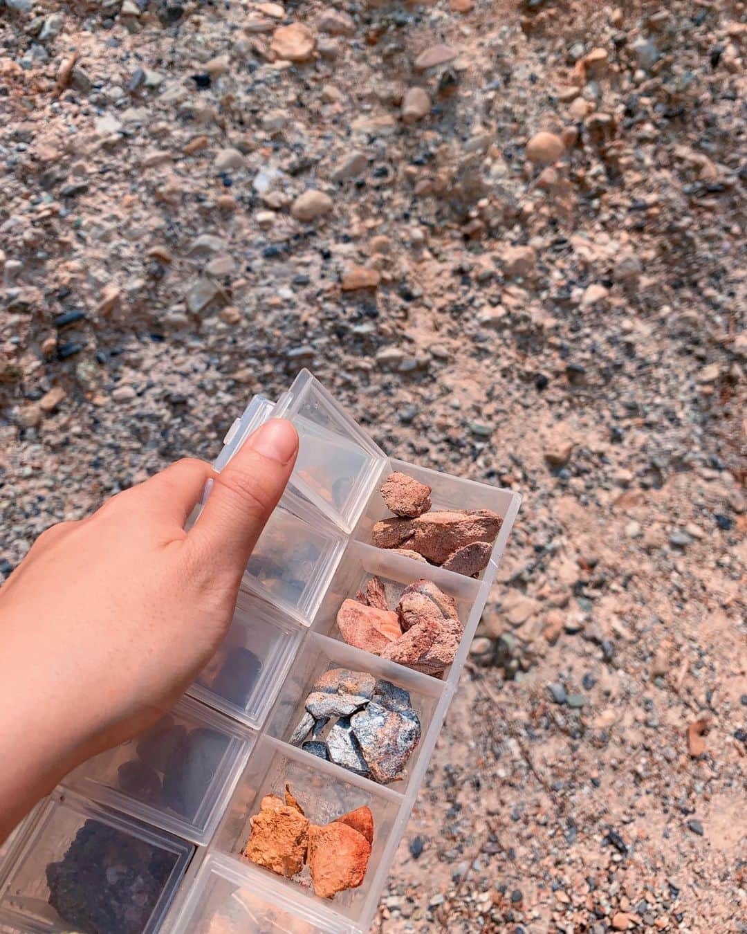 Amata Chittaseneeさんのインスタグラム写真 - (Amata ChittaseneeInstagram)「Collecting sedimentary rocks/stones for natural colours :) This box used to be my makeup backstage containing glitters and other face accessories 😂💛 วิชา: Earth Tone Unfolding เรียนรู้คุณค่าแห่งชีวิต 💛 เก็บหินมาสร้างสีธรรมชาติ กล่องนี้เมื่อก่อนแพรใช้เก็บพวกอุปกรณ์แต่งหน้าต่างๆสำหรับใช้หลังเวที แปลกดีที่เวลาเปลี่ยนคน #pearypiegoesgreen」5月8日 13時14分 - pearypie