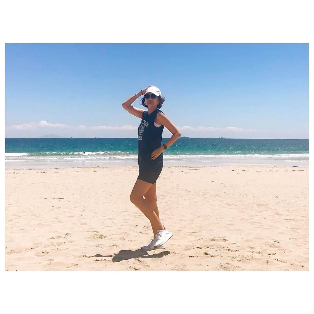 のインスタグラム：「大好きな夏はもうすぐだ🌞 あったかくなってきたのでウォーキング&ヘタレランニング開始したので入荷したばかりの後ろ前2wayで着れるリメイクオールインワン着てビーチウォーキング。 夏は水着の上にもサラッと着たーい。 今年も沢山夏満喫できるといいな😙 #fashion ＃style #ootd #outfits #herfee2019ss #herfee #remake #beach #sea #ilovesummer」