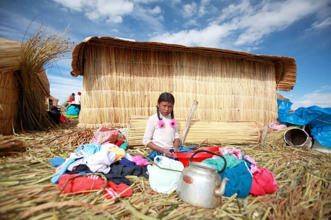 National Geographic Travelさんのインスタグラム写真 - (National Geographic TravelInstagram)「Photo by @sofia_jaramillo5 | A girl washes clothes on a floating reed island on Lake Titicaca in Peru. For more photos from Peru and other South American countries follow me @sofia_jaramillo5 #travelsouthamerica #travels #traveltheworld」5月8日 13時23分 - natgeotravel