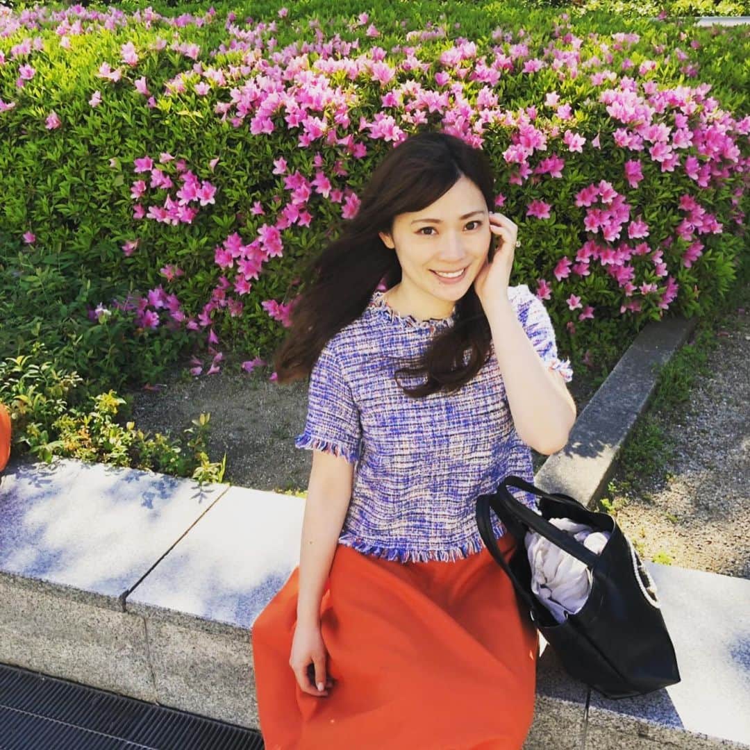 山本愛子さんのインスタグラム写真 - (山本愛子Instagram)「浜松から関西に！ 少しだけ帰ってます✨  昨日は母と、大阪のフェルメール展に行ってきました☆ やっぱり特に青色がすごくきれいだったな〜✨ 光の表現もすごい☆  って、全然詳しくないんですけどね笑 音声ガイドを聴きながら、ふーん！へー！と言いながら楽しみましたよ笑✨ 「お母さん、後ろの女の人に、肩揉んでもらってるみたいやなあ」と母。（二枚目） うん、確かに笑☆  昨日は風が強くて寒かったのに、なぜか半袖着てたわたし。 完全なチョイスミス(°᷄൧°᷅ )💦 #フェルメール展 #関西」5月8日 13時24分 - aikoyade1219
