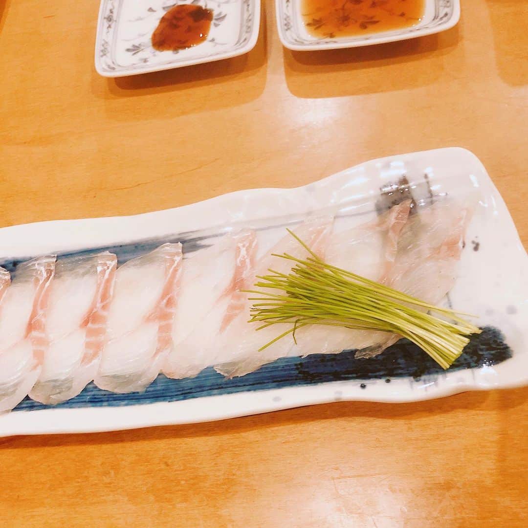 福島和可菜さんのインスタグラム写真 - (福島和可菜Instagram)「昨日釣れたお魚ちゃんは、横浜にあります、 すし  吉祥  さんにて 超ー豪華御料理へと大変身‼️‼️‼️ 🐟マゴチ・ヒラメ・鱸(シーバス)🐟 をお料理していたたいたんですが、どれも、 叫ぶほど…唸るほど…美味し過ぎて感激🤤 お魚は寝かせた方が良かったする物もありますが、まるで熟成させたかの様に、柔らかく旨味もあって最高でした🥰やはりプロの技は違うわぁ… 🎵🎵🎵ありがとうございました✨ 釣ったお魚を美味しくいただけるのも、釣り人の特権だし、釣りの魅力の1つでもあります🎉 海の恵に感謝しつつ、今日はお魚パワー全開じゃー🌊 日本釣振興会  山口充さんともご一緒させていただきました😆 あー、もう釣りに行きたい‪🎣‬❤（笑）  #love #fishing #シーバス #鱸 #マゴチ #ヒラメ #お刺身 #お造り #煮物 #吉祥 さん #美味 #最高 #catch #＆ #eat #御料理 #食べる #釣り #釣り人」5月8日 13時40分 - fukushimawakana