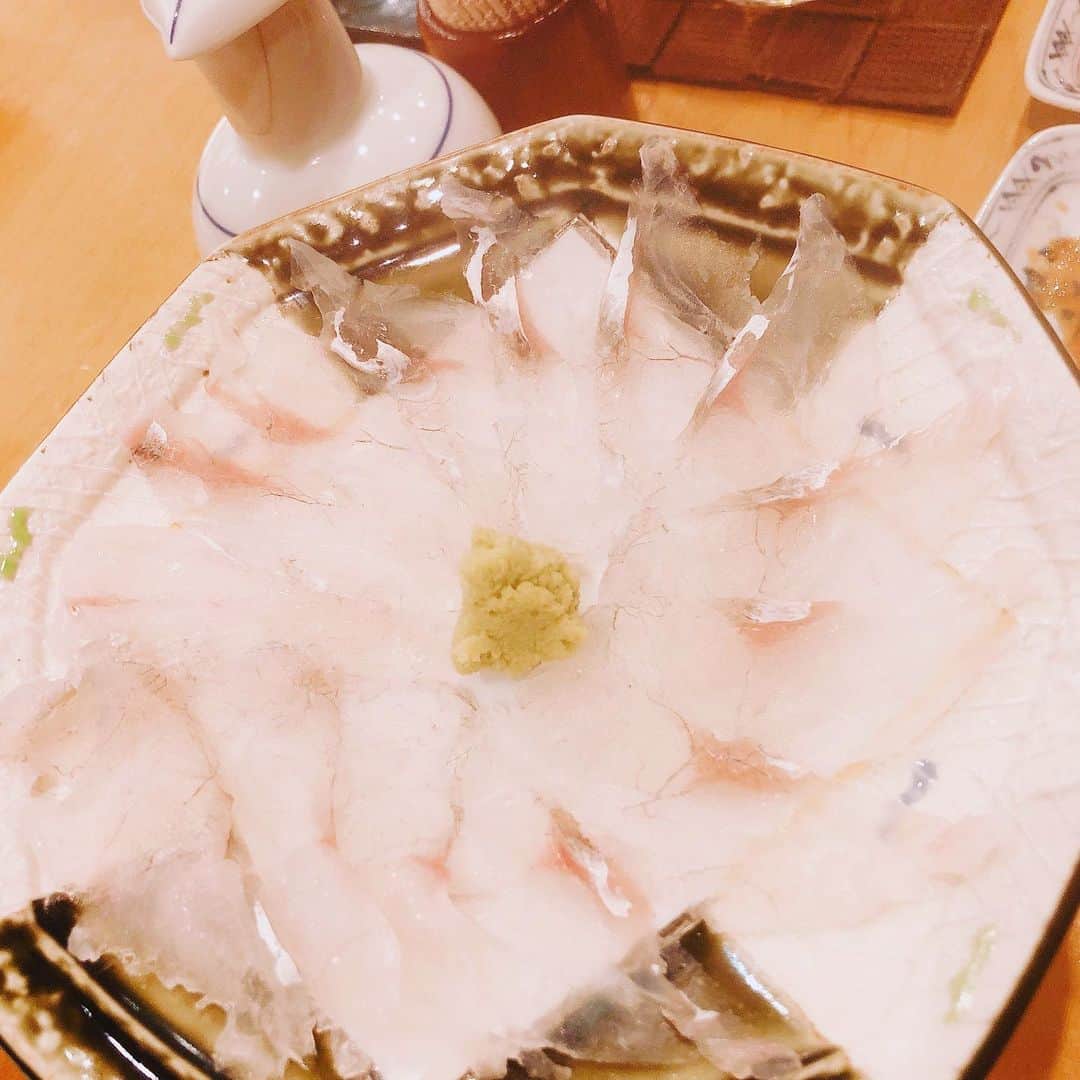 福島和可菜さんのインスタグラム写真 - (福島和可菜Instagram)「昨日釣れたお魚ちゃんは、横浜にあります、 すし  吉祥  さんにて 超ー豪華御料理へと大変身‼️‼️‼️ 🐟マゴチ・ヒラメ・鱸(シーバス)🐟 をお料理していたたいたんですが、どれも、 叫ぶほど…唸るほど…美味し過ぎて感激🤤 お魚は寝かせた方が良かったする物もありますが、まるで熟成させたかの様に、柔らかく旨味もあって最高でした🥰やはりプロの技は違うわぁ… 🎵🎵🎵ありがとうございました✨ 釣ったお魚を美味しくいただけるのも、釣り人の特権だし、釣りの魅力の1つでもあります🎉 海の恵に感謝しつつ、今日はお魚パワー全開じゃー🌊 日本釣振興会  山口充さんともご一緒させていただきました😆 あー、もう釣りに行きたい‪🎣‬❤（笑）  #love #fishing #シーバス #鱸 #マゴチ #ヒラメ #お刺身 #お造り #煮物 #吉祥 さん #美味 #最高 #catch #＆ #eat #御料理 #食べる #釣り #釣り人」5月8日 13時40分 - fukushimawakana