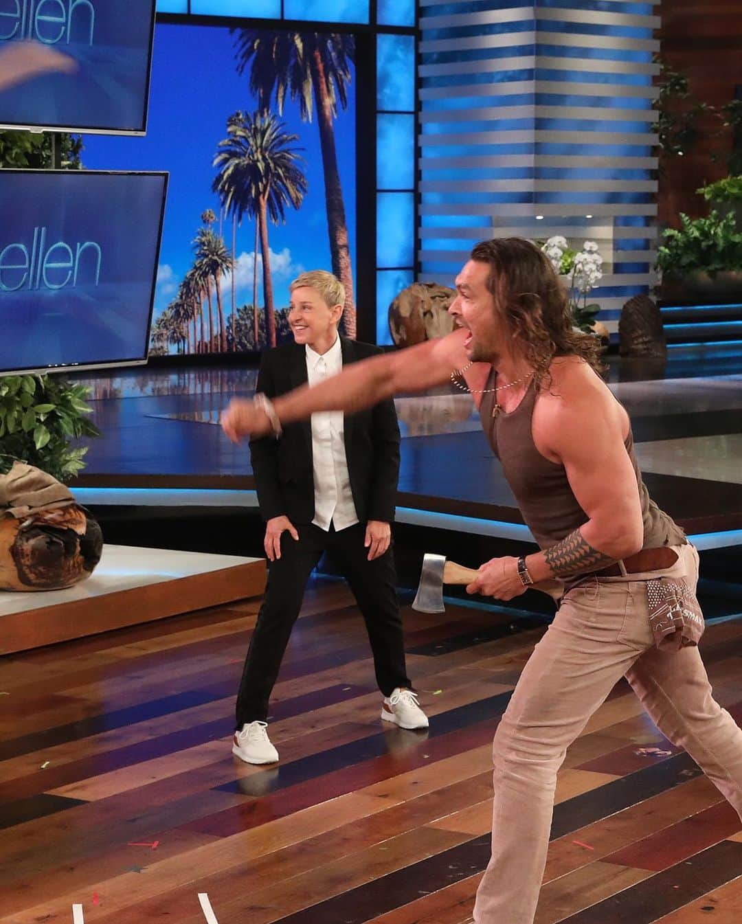 Just Jaredさんのインスタグラム写真 - (Just JaredInstagram)「Jason Momoa (@prideofgypsies) taught Ellen how to throw an ax and he earned $31,000 for charity in the process. Watch videos from the episode now on JustJared.com! #JasonMomoa #EllenDeGeneres Photos: Michael Rozman/Warner Bros」5月8日 13時37分 - justjared