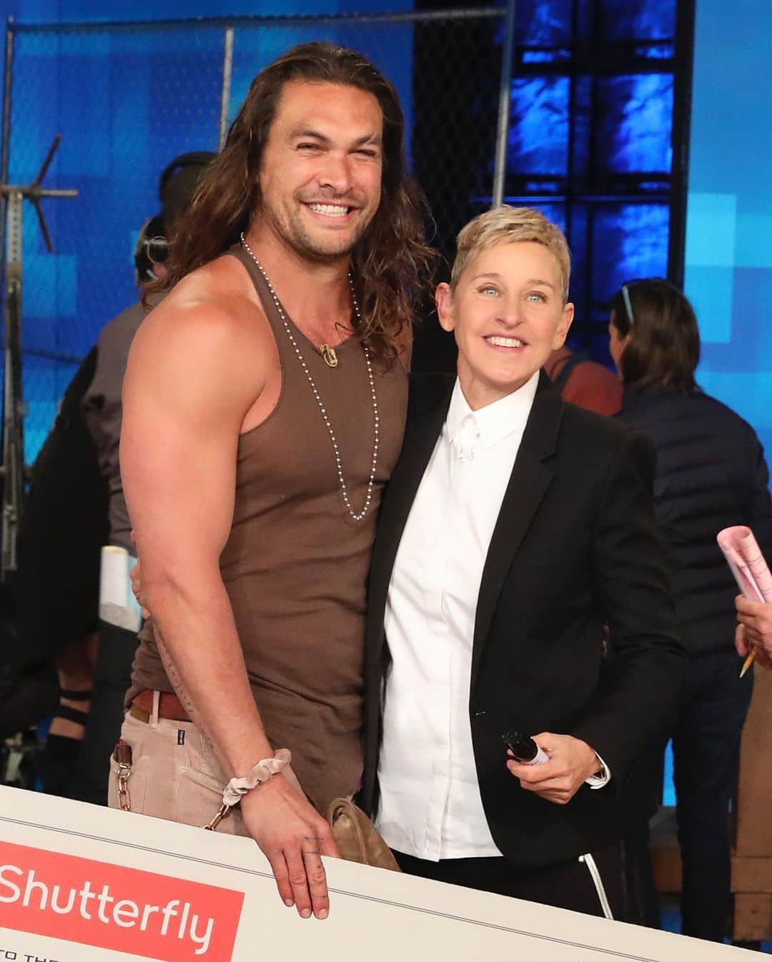 Just Jaredさんのインスタグラム写真 - (Just JaredInstagram)「Jason Momoa (@prideofgypsies) taught Ellen how to throw an ax and he earned $31,000 for charity in the process. Watch videos from the episode now on JustJared.com! #JasonMomoa #EllenDeGeneres Photos: Michael Rozman/Warner Bros」5月8日 13時37分 - justjared
