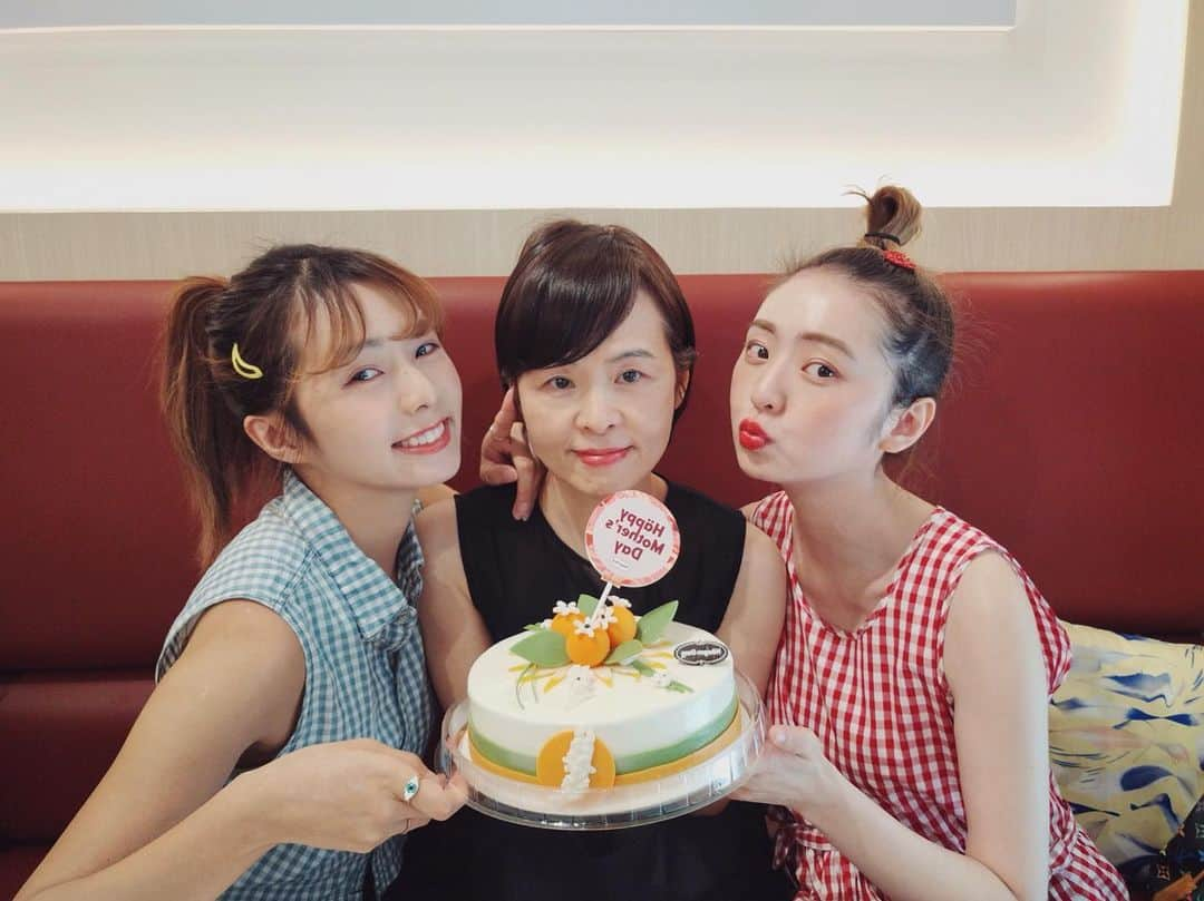 Dewi Chienさんのインスタグラム写真 - (Dewi ChienInstagram)「㊗️我們娘娘永遠健康平安，青春美麗❤️ #母親節快樂 #簡家三姊妹-1 #小妹勒奇怪」5月8日 13時38分 - dewichien