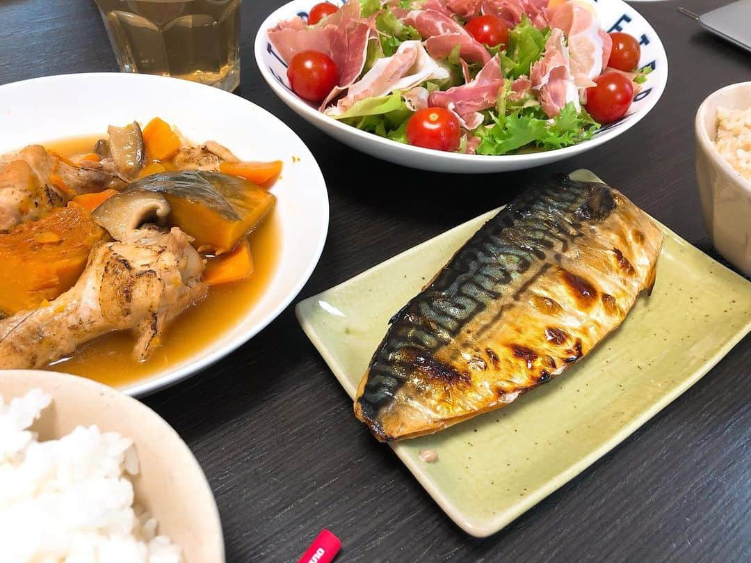 井上香織さんのインスタグラム写真 - (井上香織Instagram)「2019.5.8 今日のお昼ごはん。 載せる程じゃないけど、記録用に🙏 ・ #塩鯖 #コストコ #生ハムサラダ🥗 #煮物 #わたしは白米 #🧔は玄米」5月8日 13時49分 - kaorin888